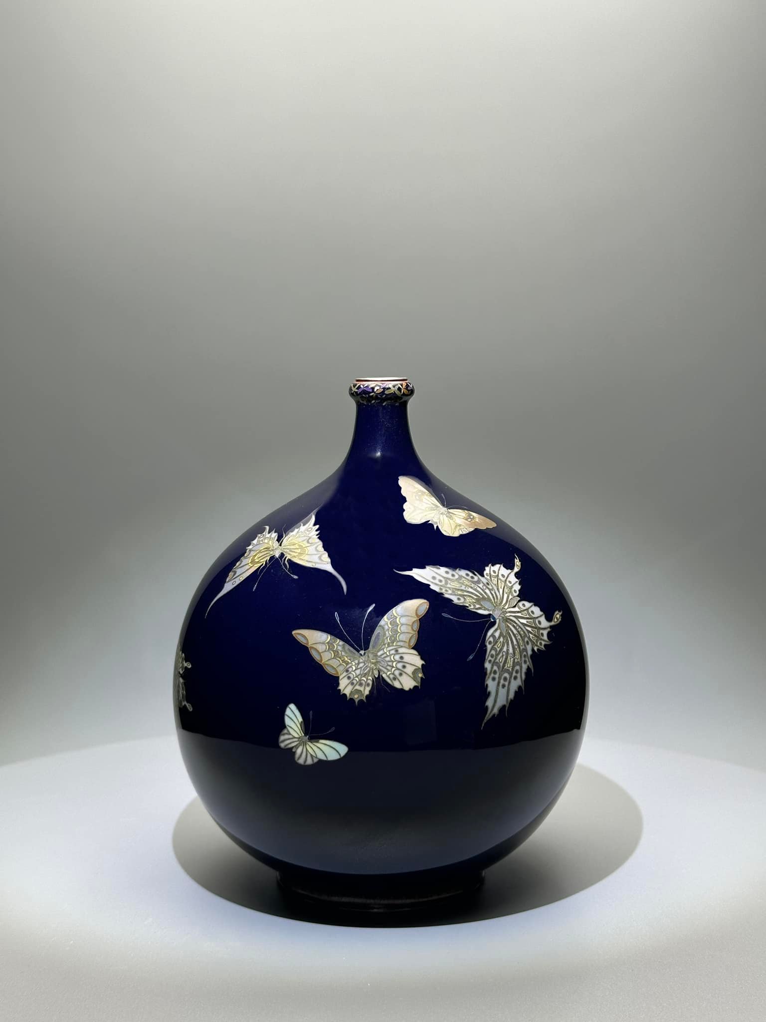 藍黑釉七寶燒蝴蝶文花瓶A CLOISONNÉ ENAMEL GLOBULAR SINGLE FLOWER