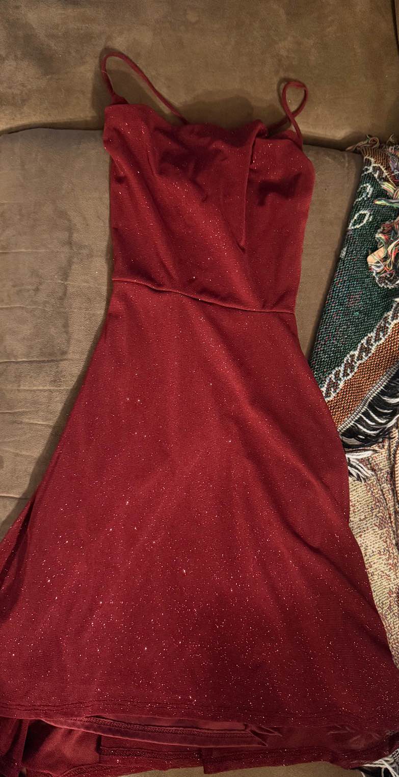 burgundy homecoming dresses windsor Sparkly mini dress has a glittery texture and is size XXS. This garment is made in Mexico and features thin straps Section J
