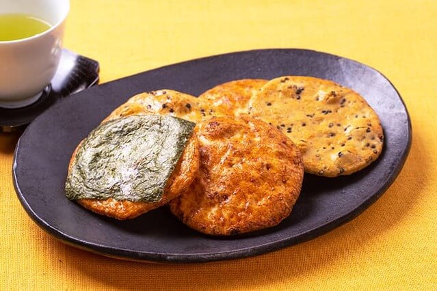 Food] Menbei is a spicy cod roe (=mentaiko) flavoured Japanese