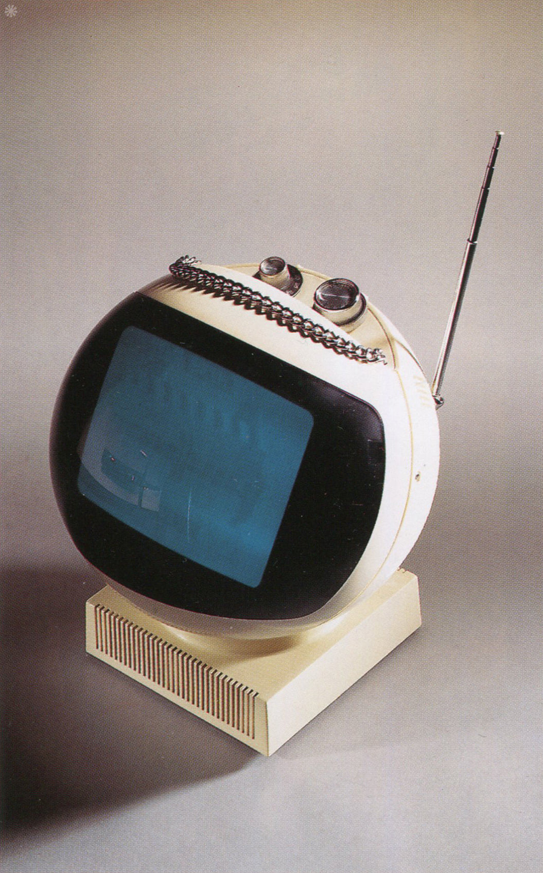 JVC レトロ　ピラミッド型テレビ JVC Pyramid television (1972) Plays AM/FM radio when folded into a