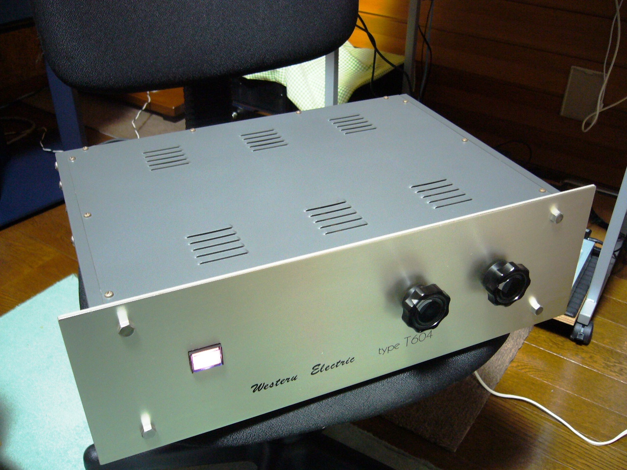 今日はLUXMAN L-48Xの外装をメンテナンス。 ボリュームに目立たないが
