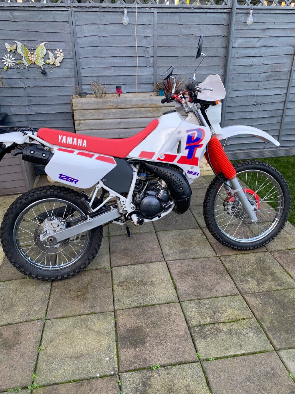 The 1994 Yamaha DT125R (model code 4CJ4) is a 2-stroke dual-sport 