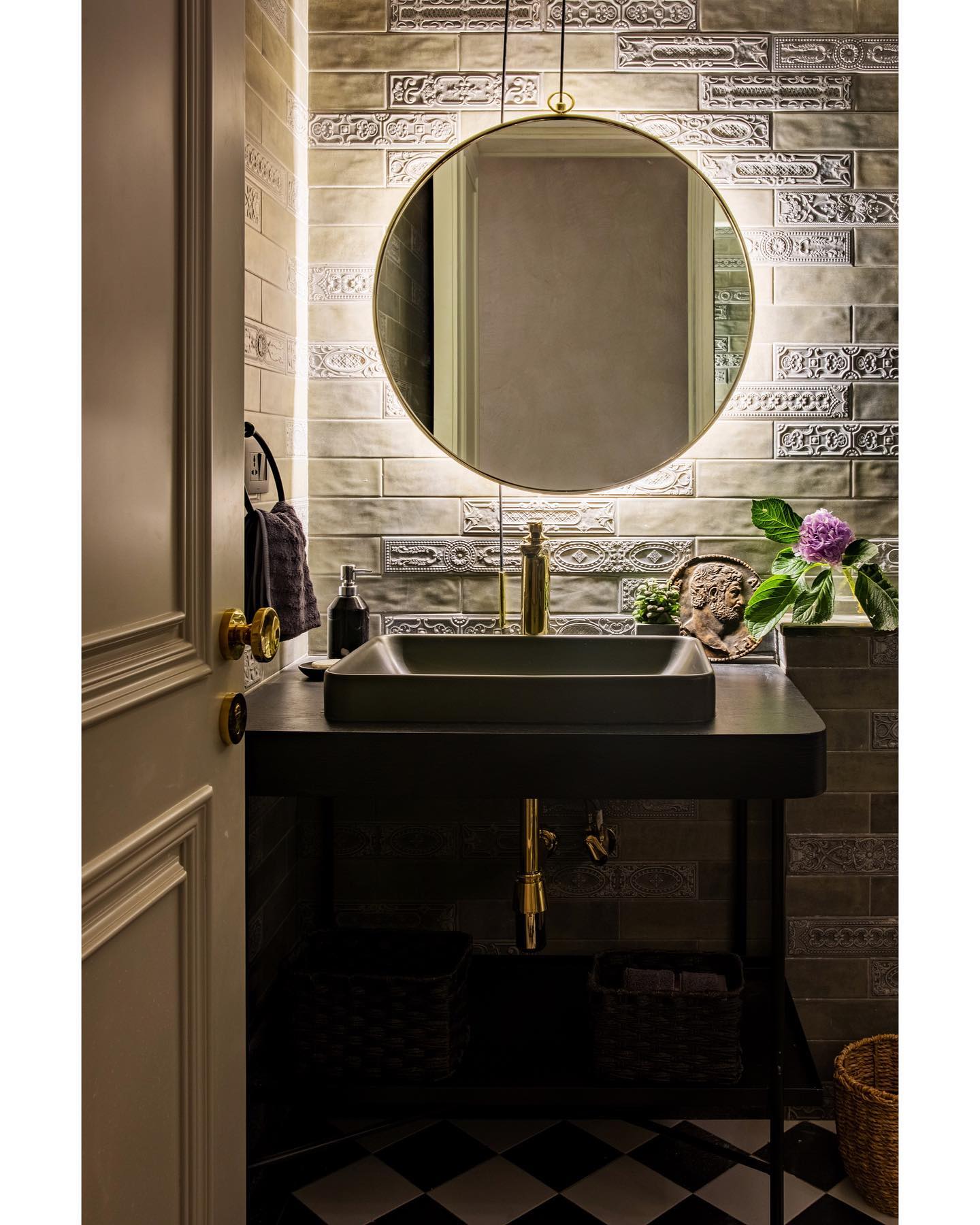 Beetle Design - This powder room makes a bold statement and adds drama ...