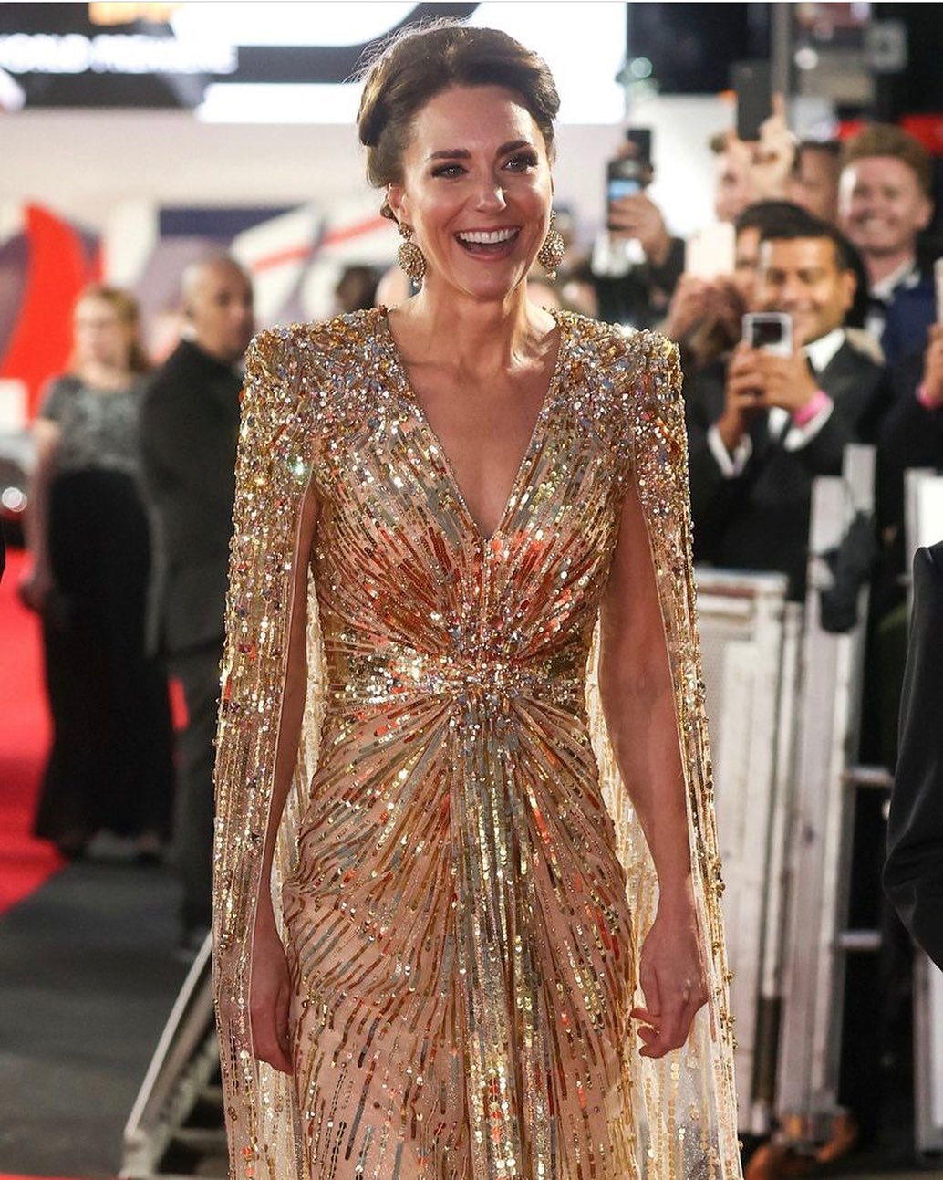 jenny packham gold dress kate Middleton is the ultimate Bond girl in gown at premiere😍😍😍 I have already been asked to find some gold dresses 😂🙌 Links to the dresses here👇🏼 https://www.stylink.it/yB0BTVV3e Who kate jenny packham dress