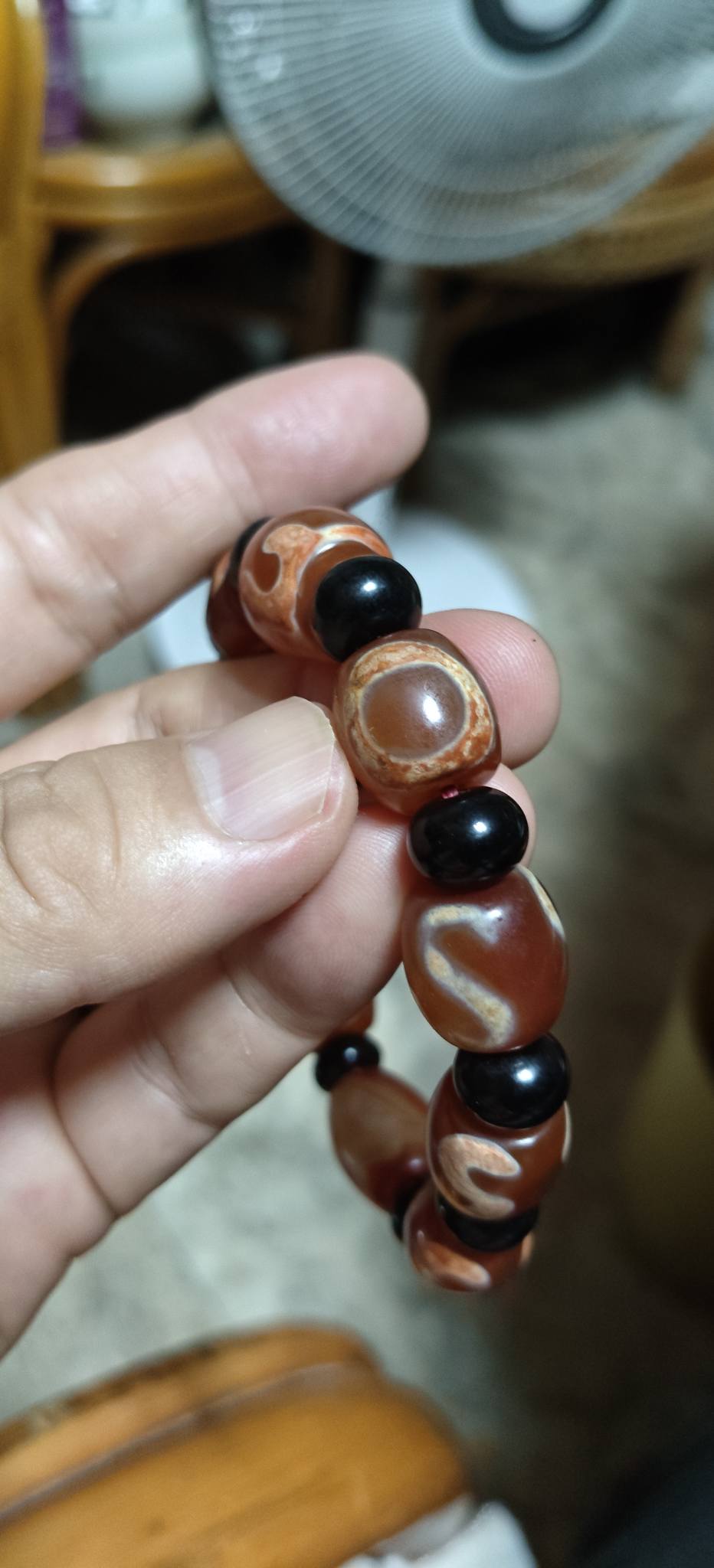 老礦紅肉天珠手鍊一條主珠：蓮花珠19.5mm 配珠：如意金錢勾14mm 老礦黑