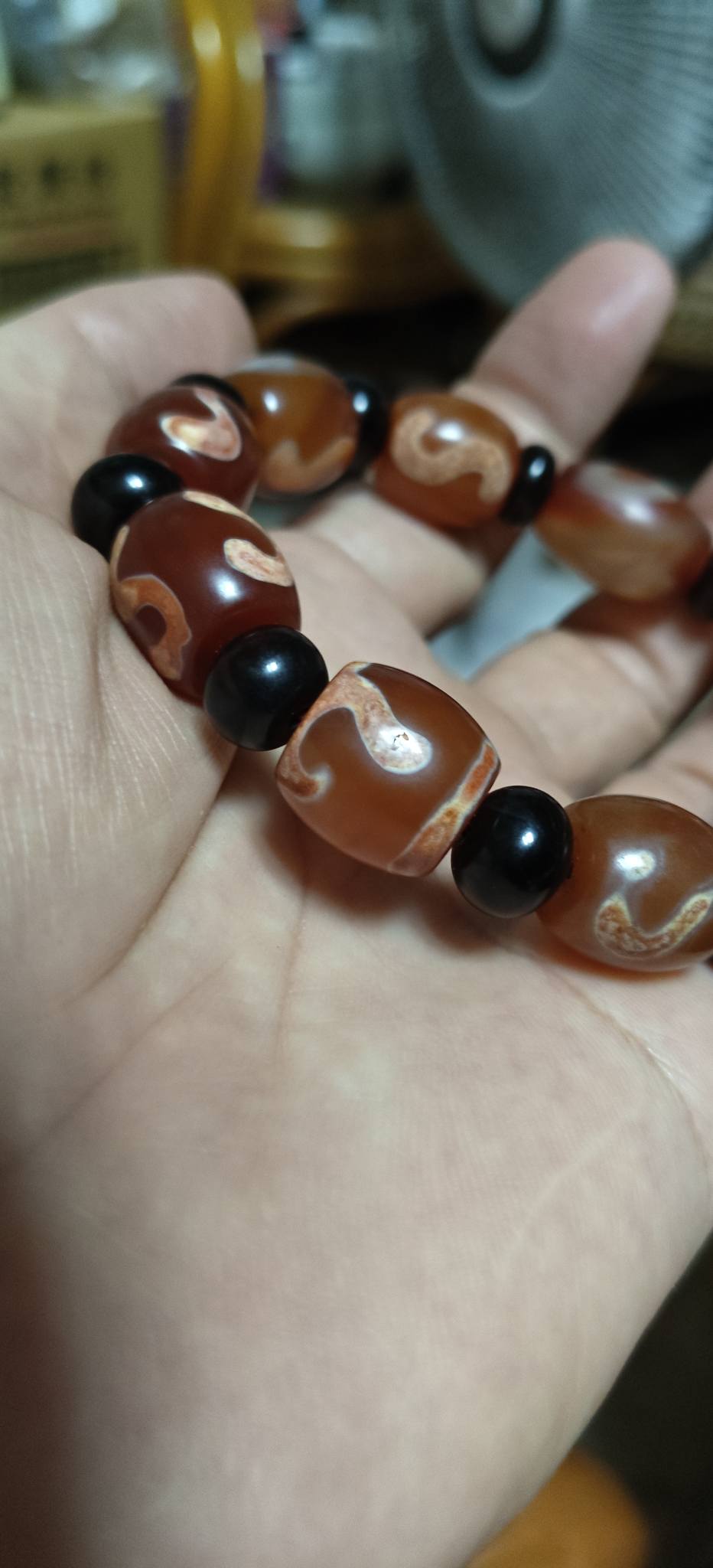 老礦紅肉天珠手鍊一條主珠：蓮花珠19.5mm 配珠：如意金錢勾14mm 老礦黑