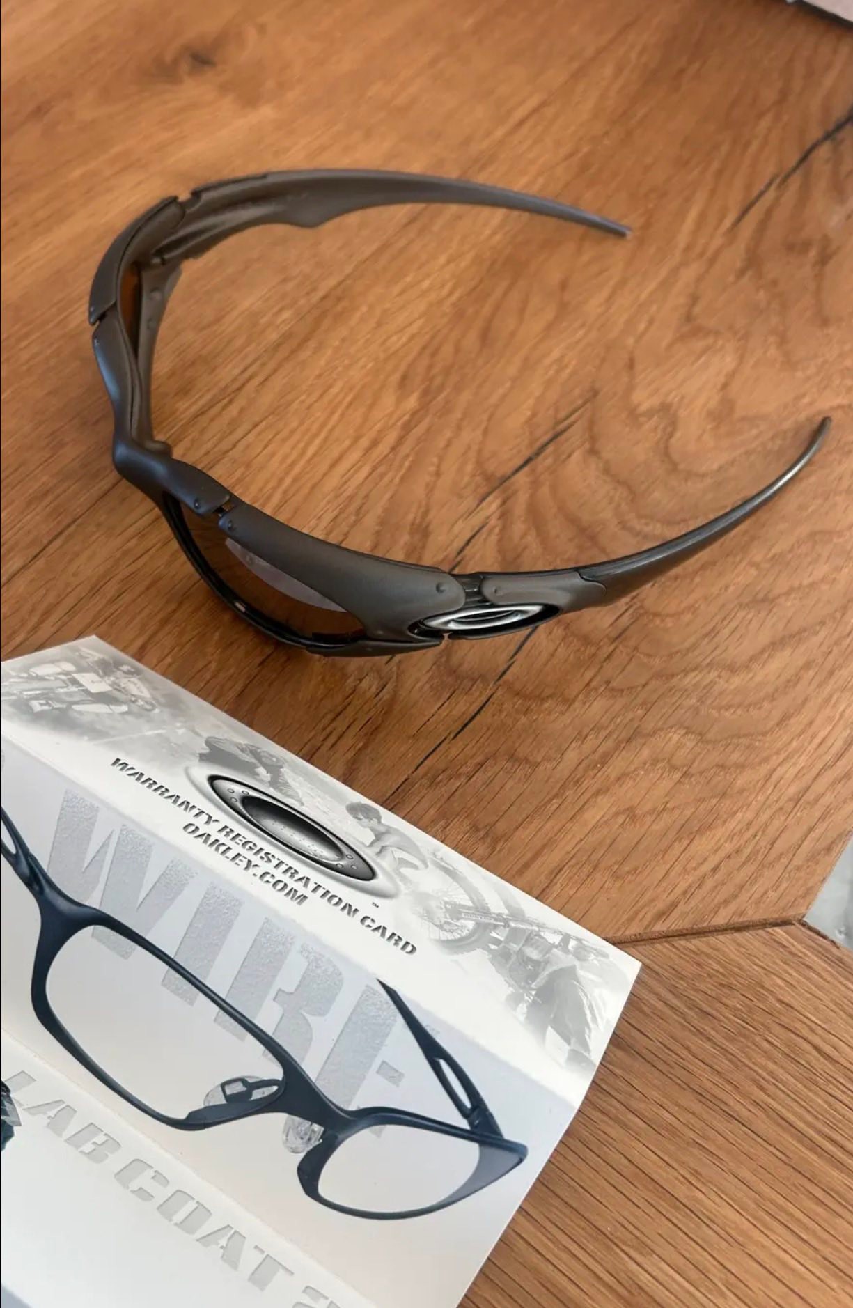 Hi everyone does anyone know what an Oakley Plate with Bronze 