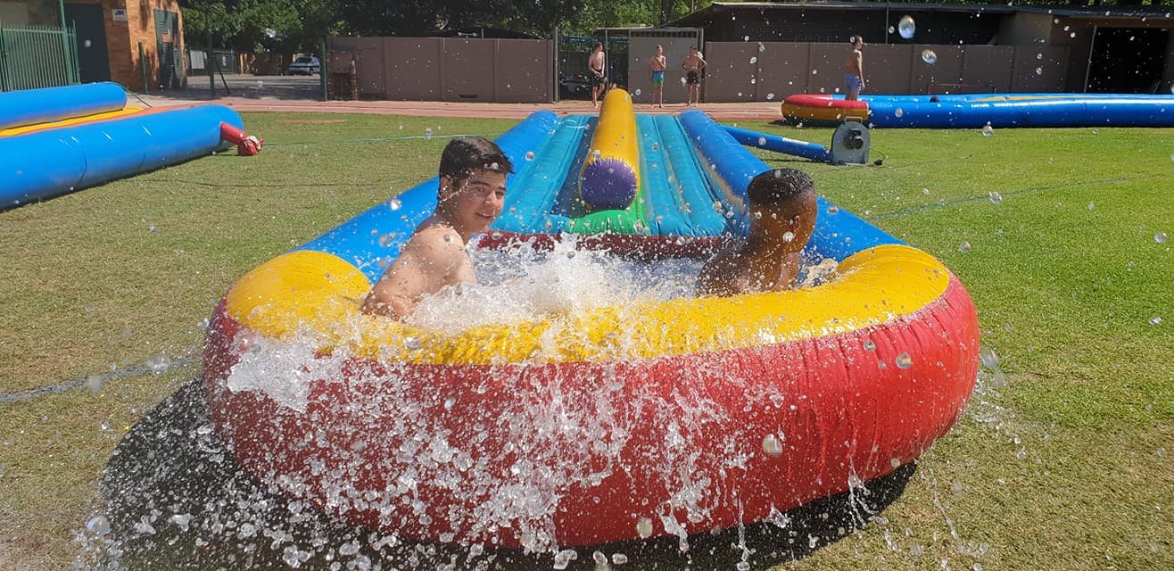 Mobile inflatable obstacle colour rush