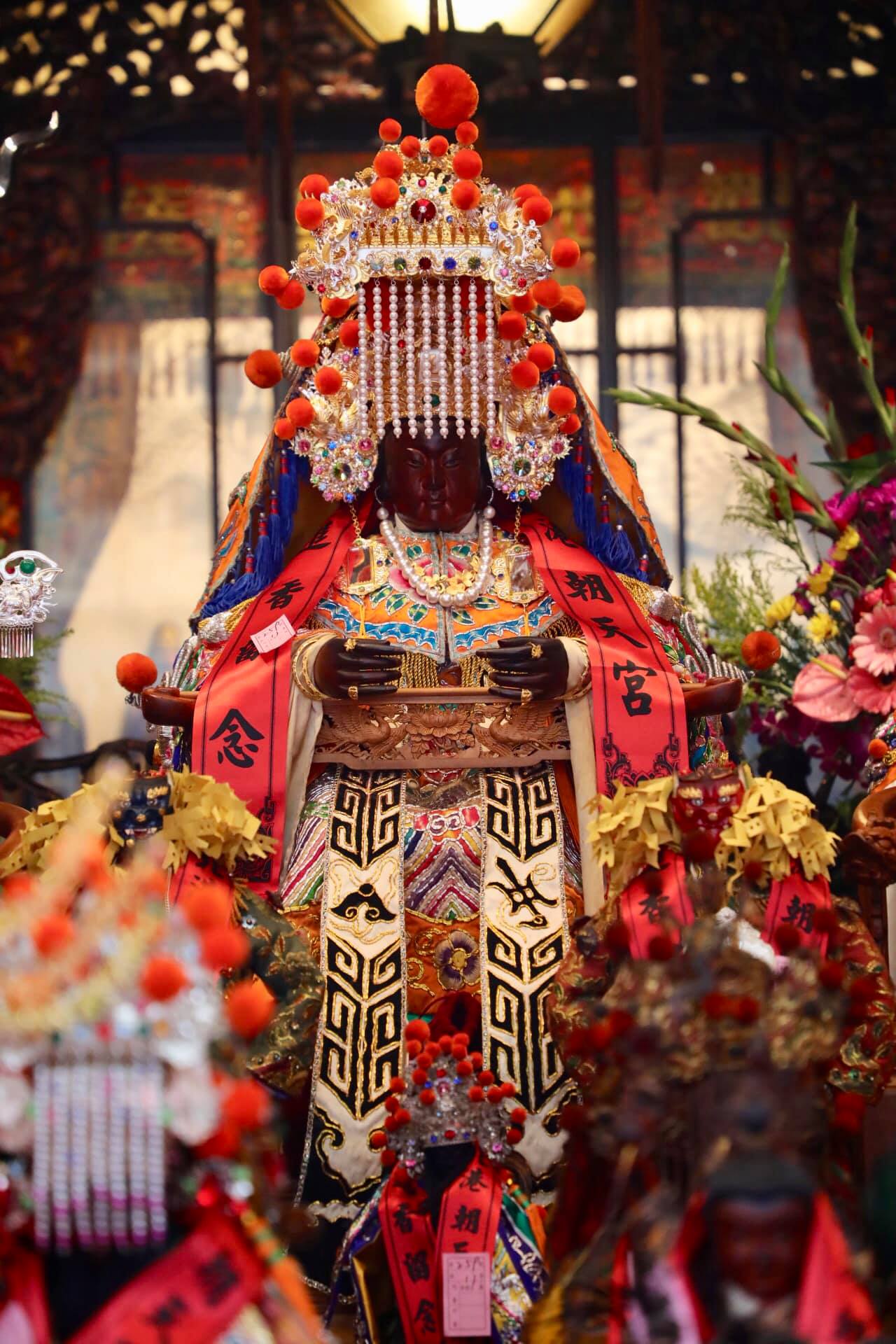 五股拱聖堂 - 在古代中國的服飾中有五爪龍袍和四爪蟒袍，龍袍是皇帝的御用之服，蟒袍等則是諸侯士大夫等人的官服禮服。關於蟒、龍的區別，歷來沒有 ...