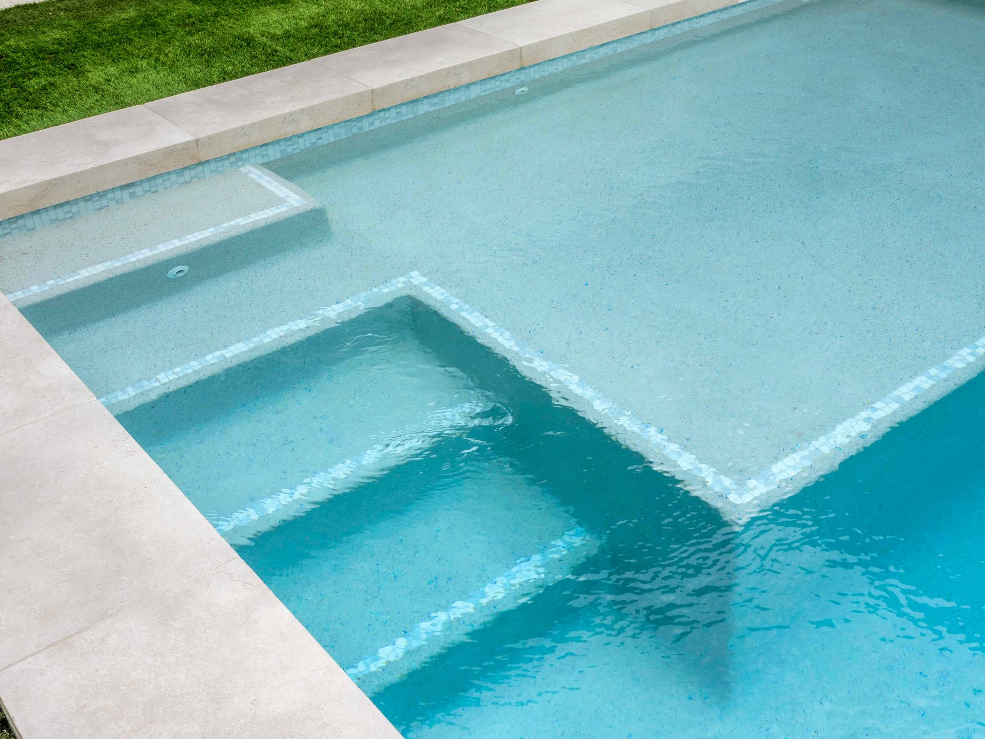 Step edge highlights not... - Splash In Style Pool Builder