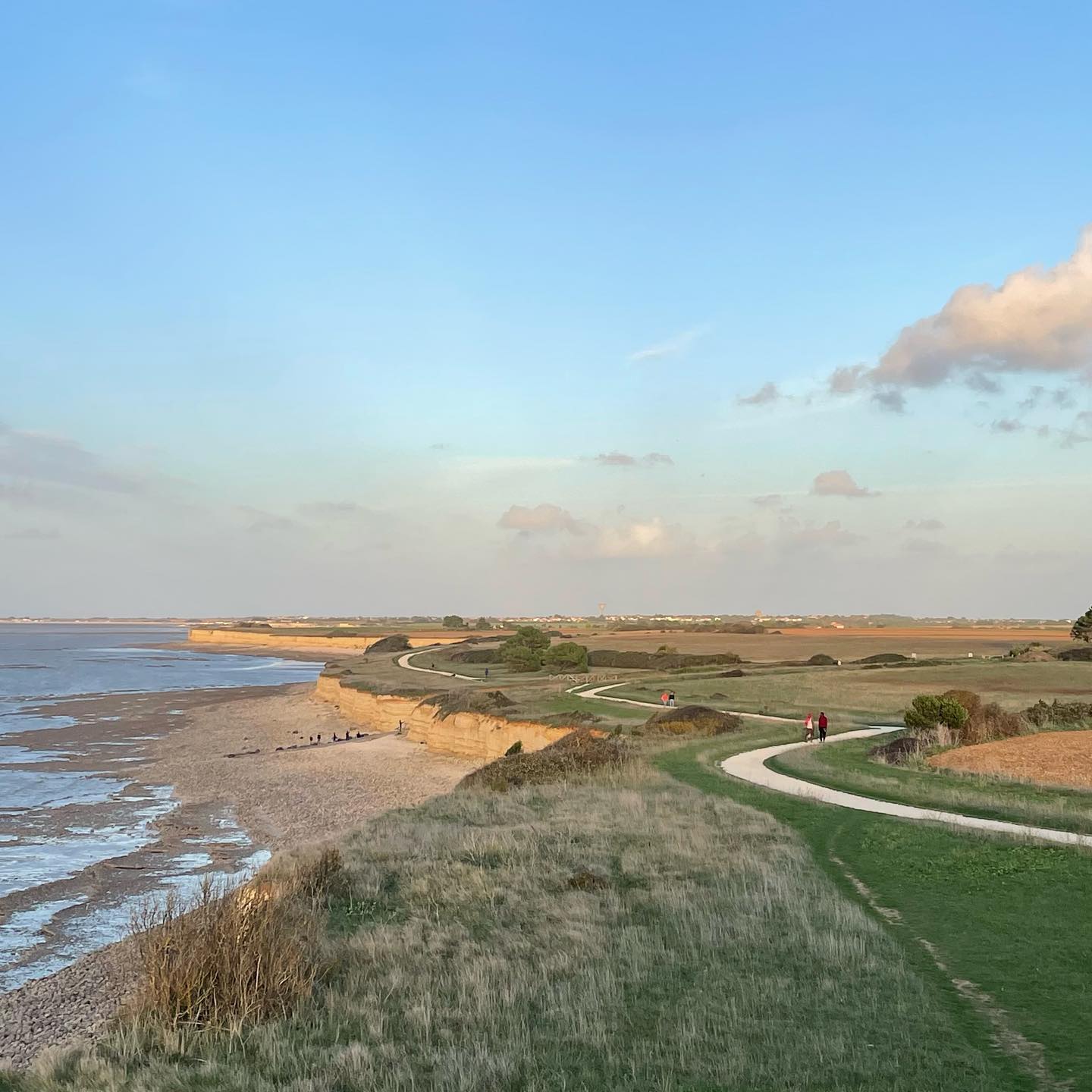 TouristVision - 📌 Neuil sur Mer. 🇫🇷 Balade sur le sentier...