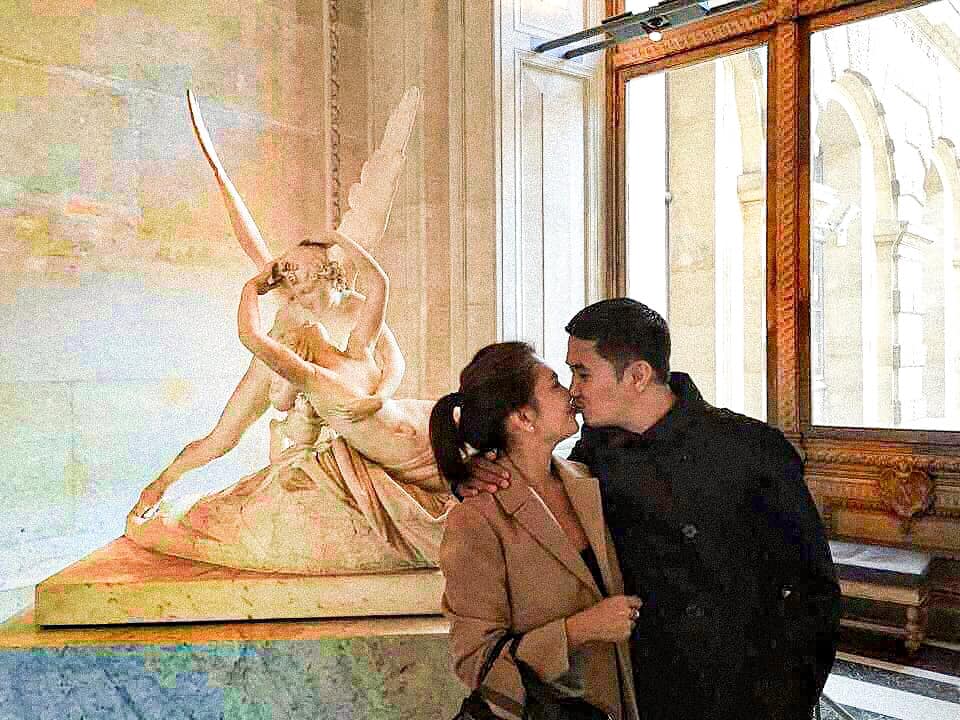 V-J Day kiss in Paris on Champs-Elysees