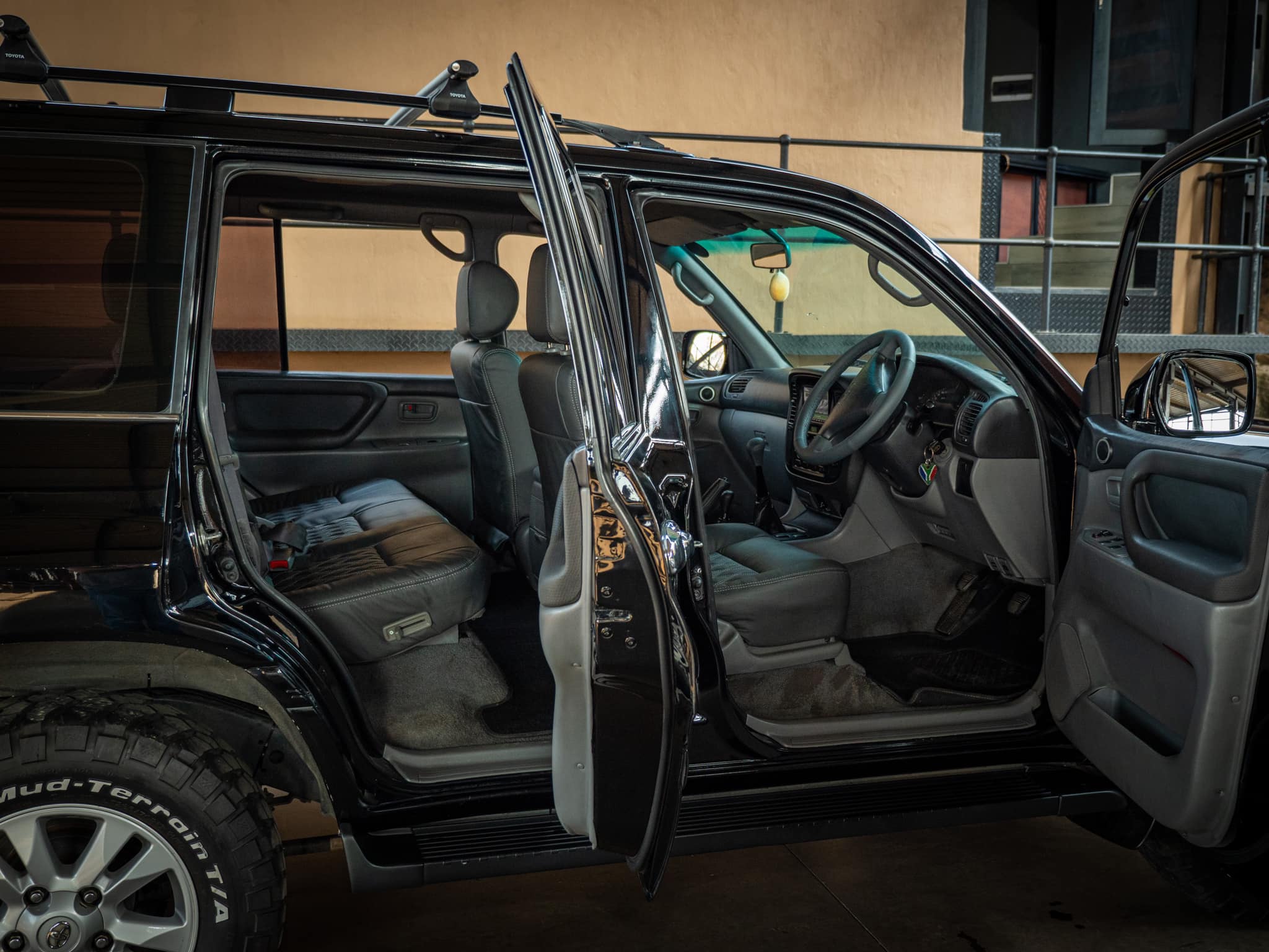 Luxurious Katzkin leather seats for Toyota Land Cruiser 100