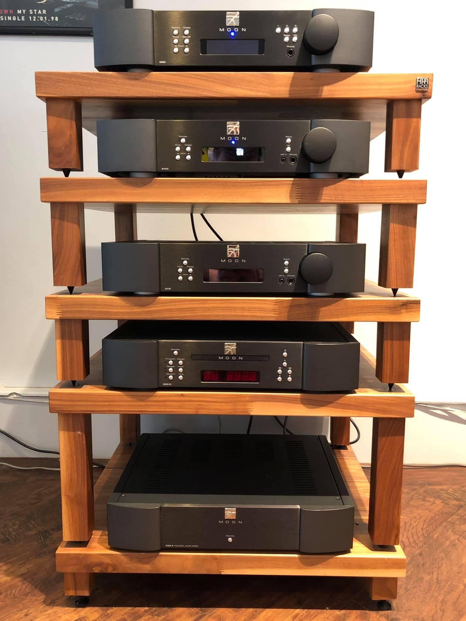 Audio y Cine - Un impactante rack con componentes MOON by... | Facebook