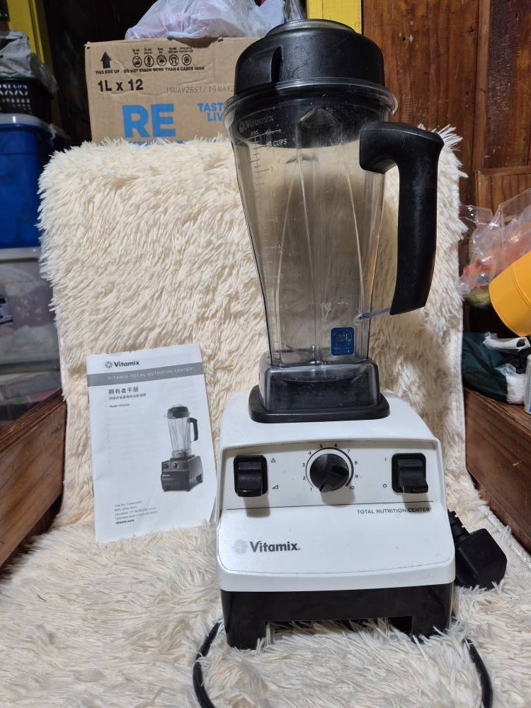 Authentic Vitamix Total Nutrition Center Blender (Native 220V