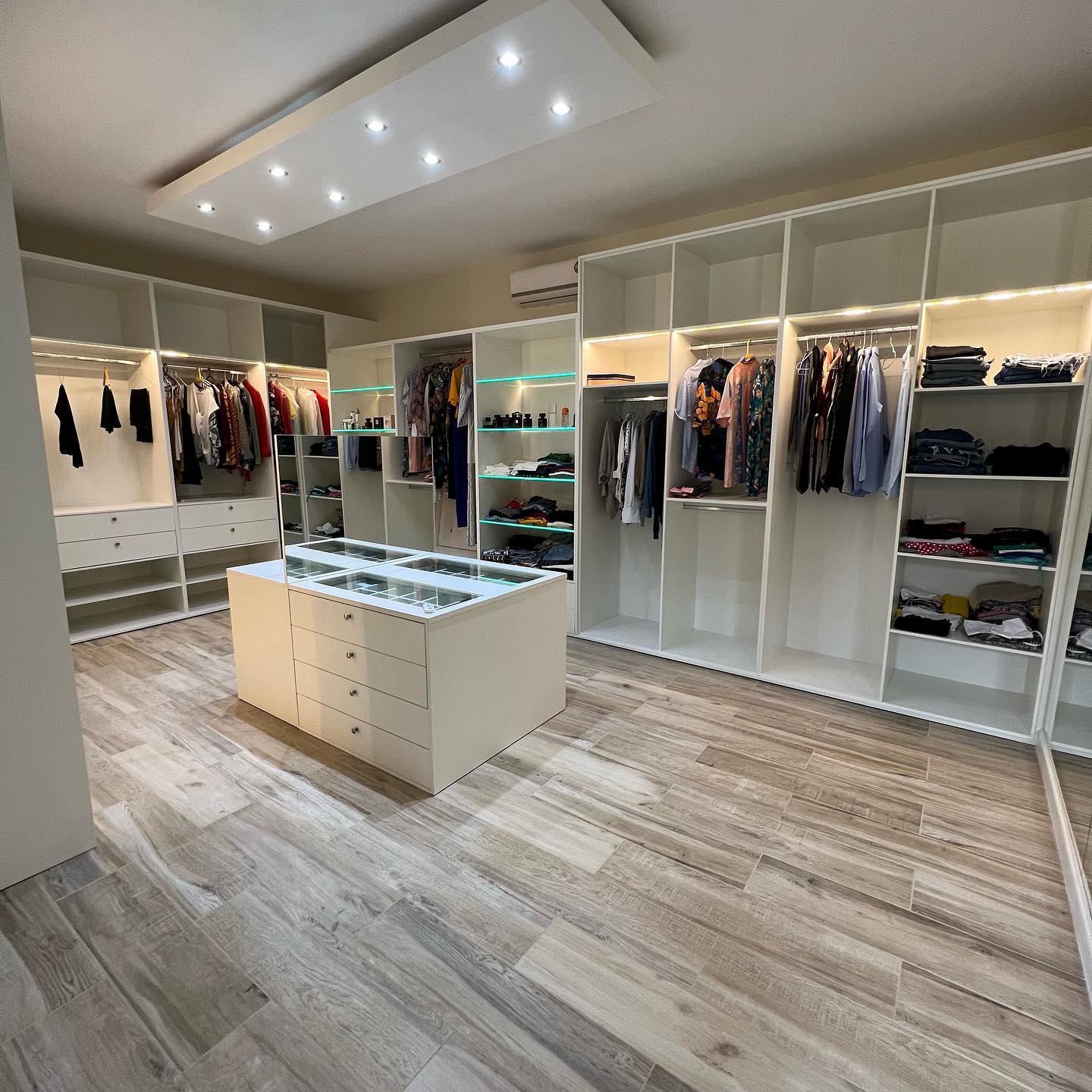 Que closet espetacular 😍... - Zanotto Interiores - Angola