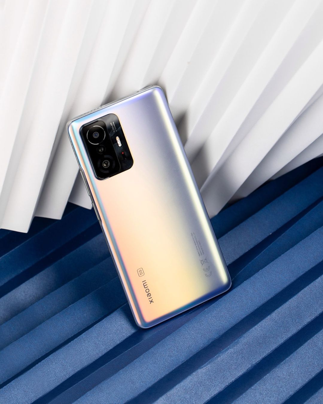 Meet the #Xiaomi11T in Moonlight White. With a whole suite of