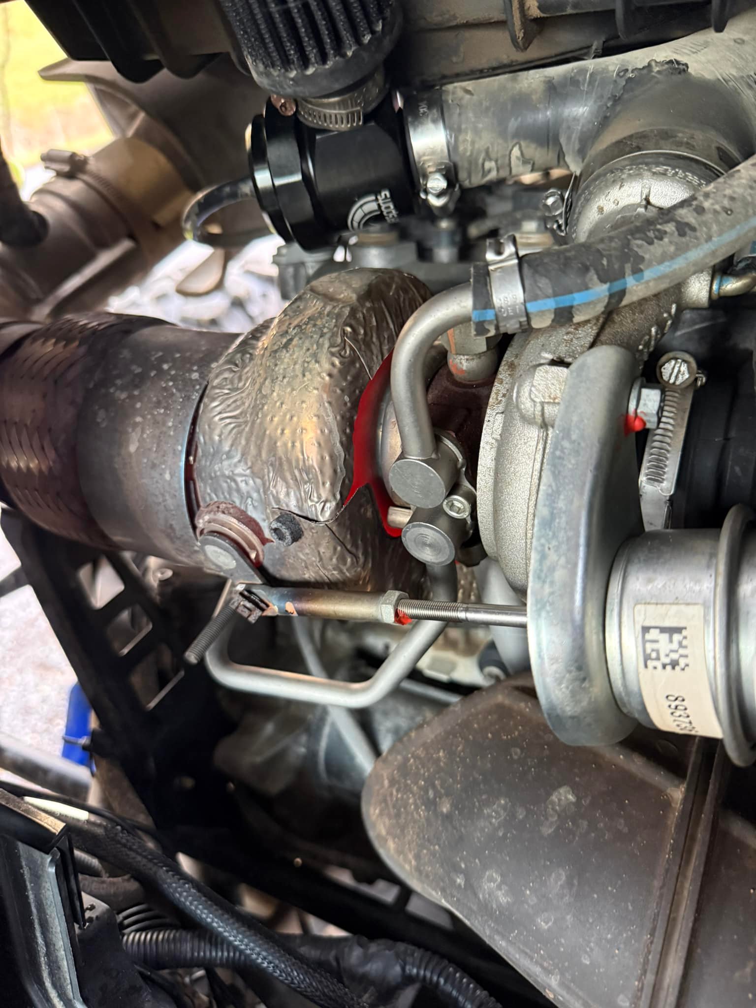 What causes a 2017 XP manifold to glow red after short riding?