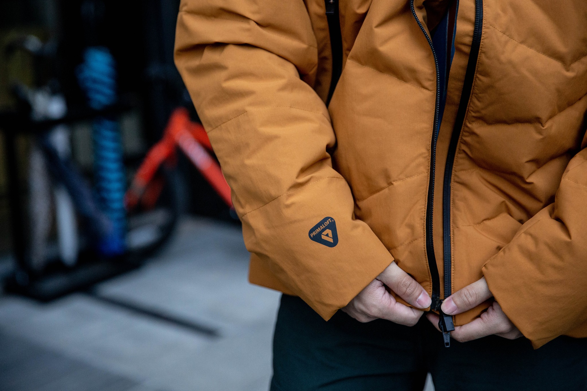 儘管寒流來襲的天氣有極低的溫度穿著MAAP Equip Primaloft Down Jacket 