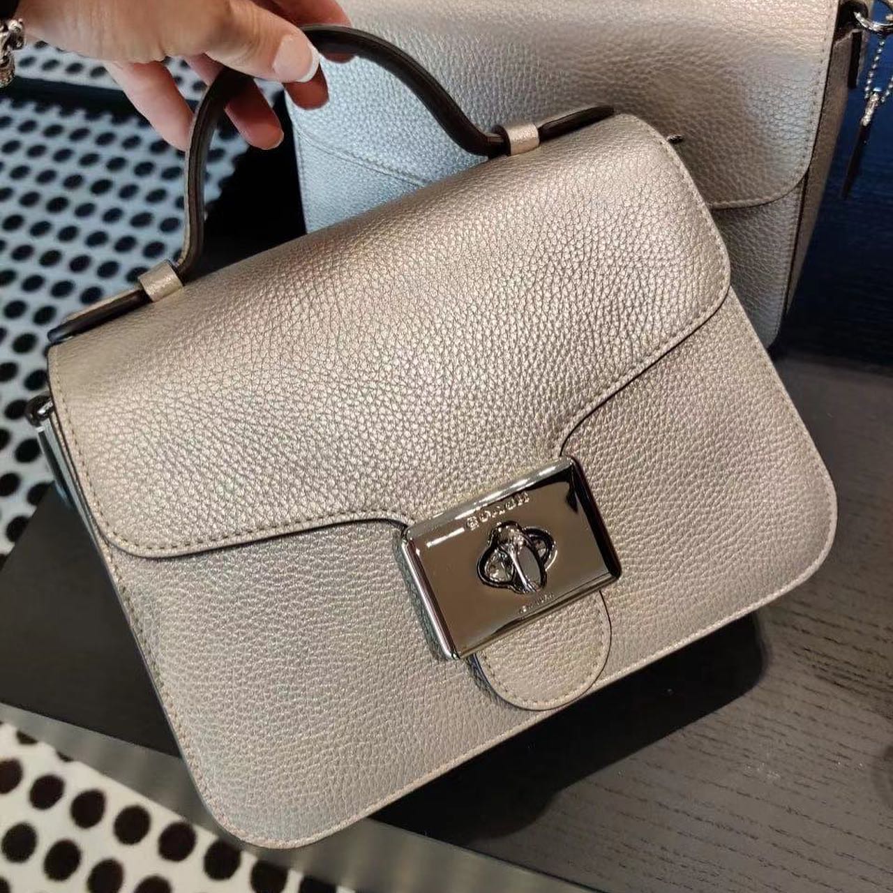 Simple - Coach Cassidy Top Handle Crossbody 精致的卵石皮革 内置多功能袋...