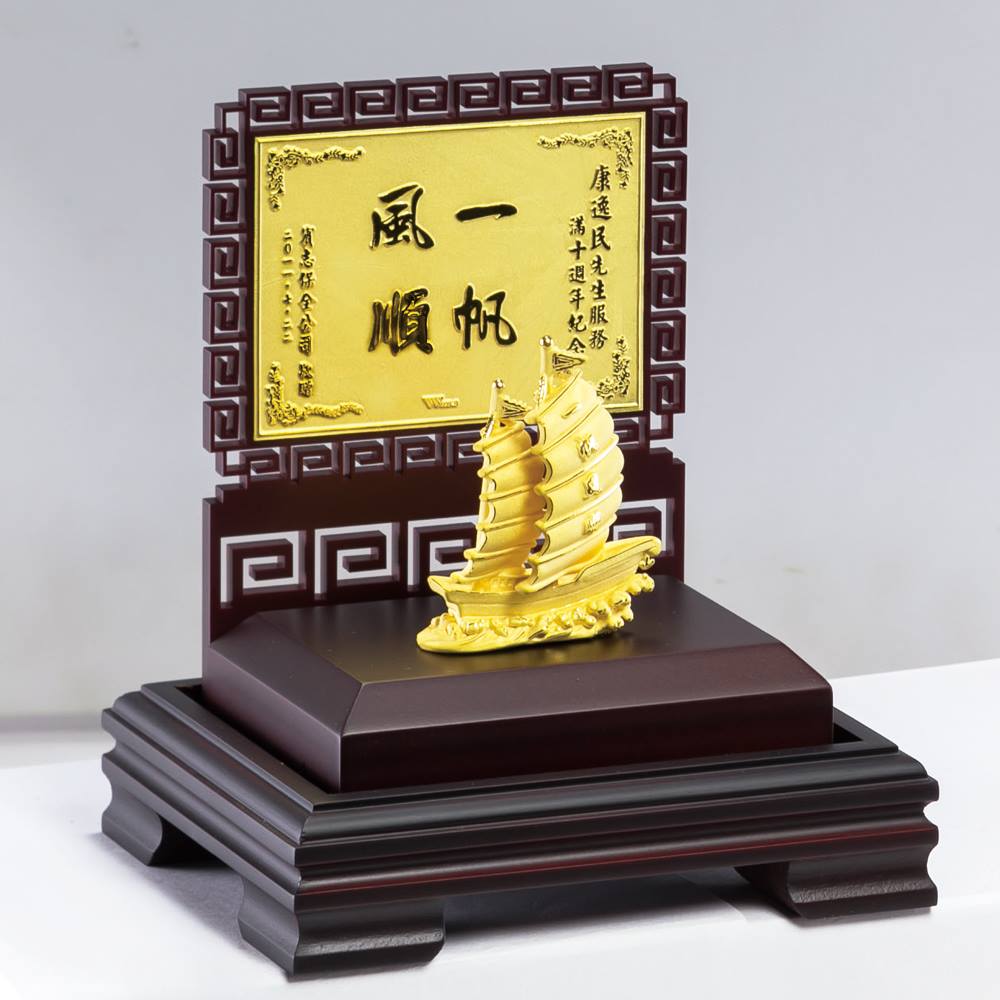 退休禮物推薦 黃金獎牌【金寶珍銀樓】 - 恭喜即將退休的同事 特別訂製了退休金牌 9999純黃金打造 外框精選晶透壓克力保護 立體浮雕刻製化 ...