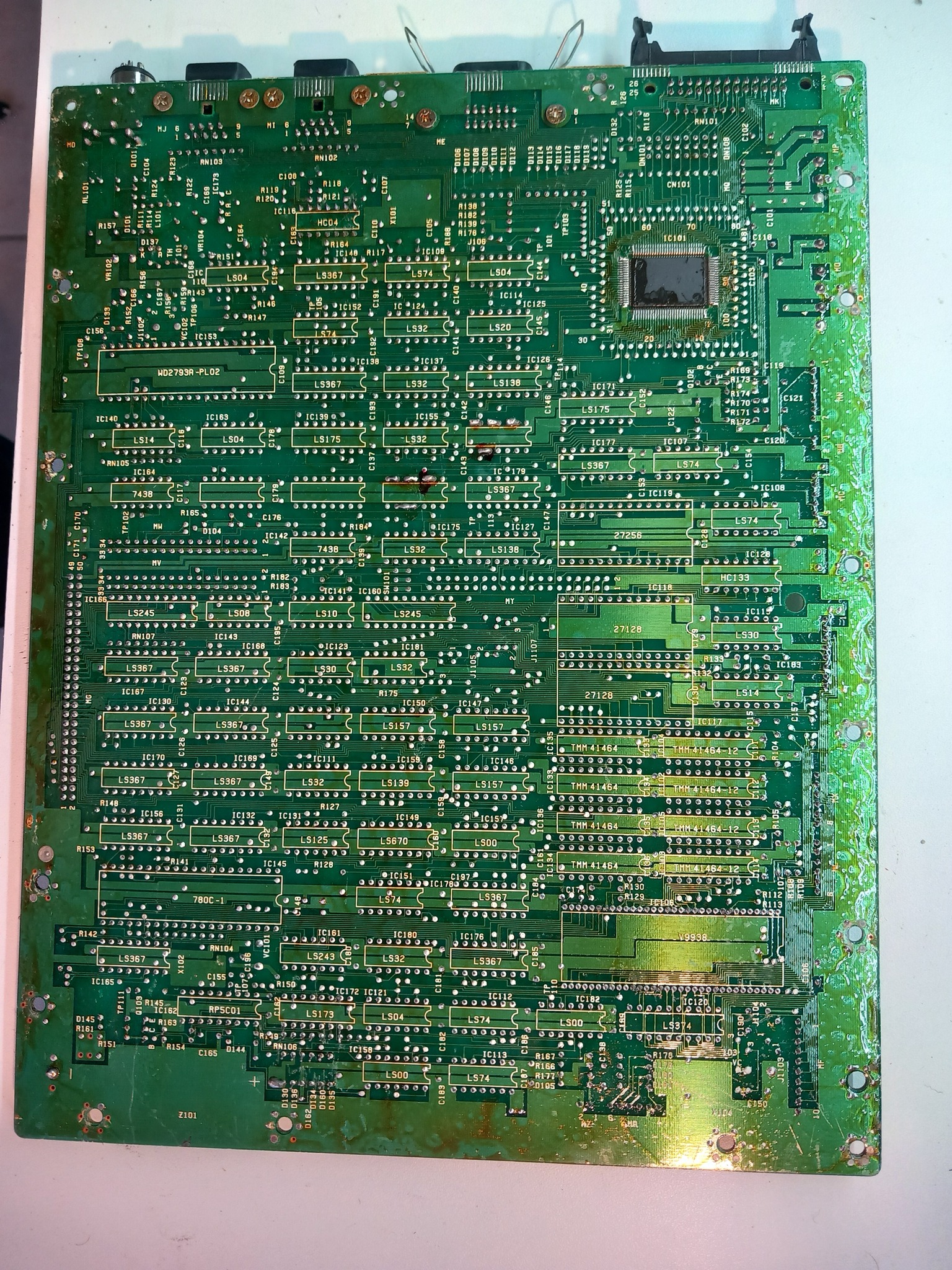 Cleaning a 40-year-old Sanyo mainboard from Philips NMS8280 MSX2