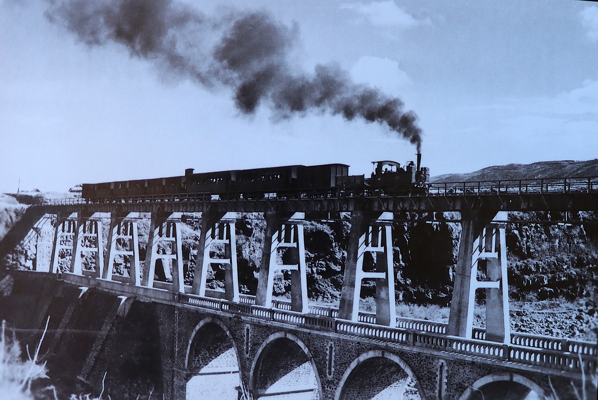 Louise - Trois-Bassins, Réunion - Train sur le pont enjambant la Grande ...