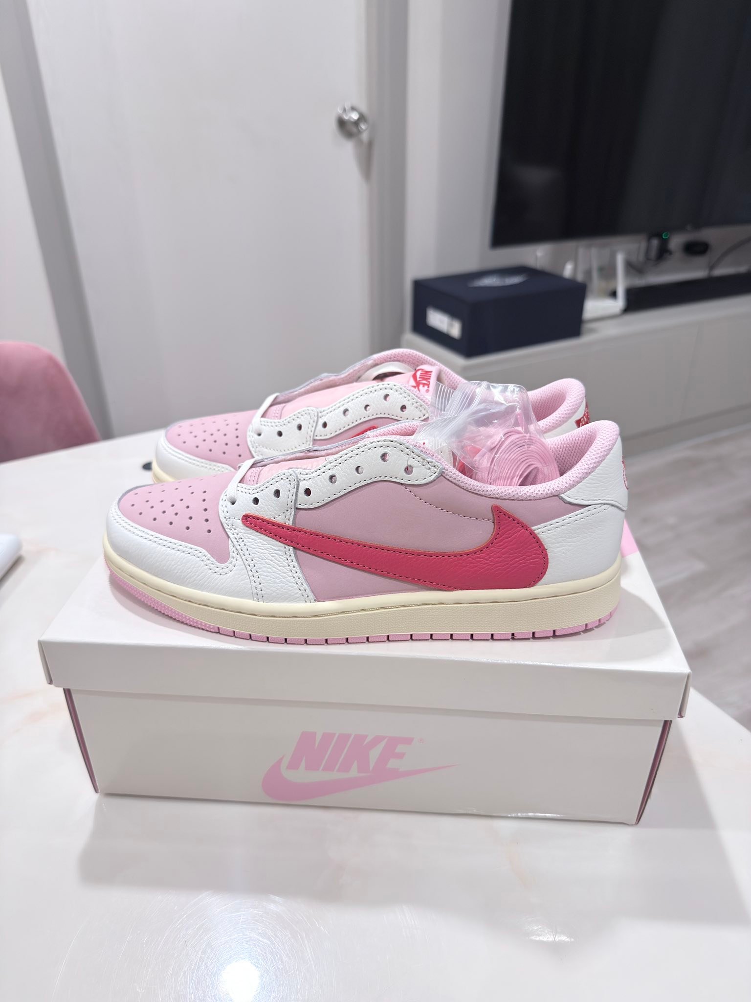 Air Jordan 1 Low x Travis Scott ? Tropical Pink 7.5 US / 40.5 EU 