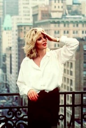 kim basinger smoking cigarettes MICKEY ROURKE and in 9 1/2 Weeks (1986)  . . . . #passion #love #80s #movies #romance Kim Basinger en 25 secuencias