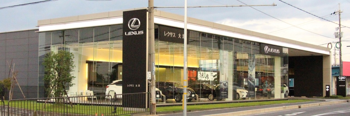 【e-latch機能のご案内】 eラッチ機能とは？ 従来のドアハンドルとは違い、握っただけでロックが電子制御で解除され、軽く引くだけでドアが ...