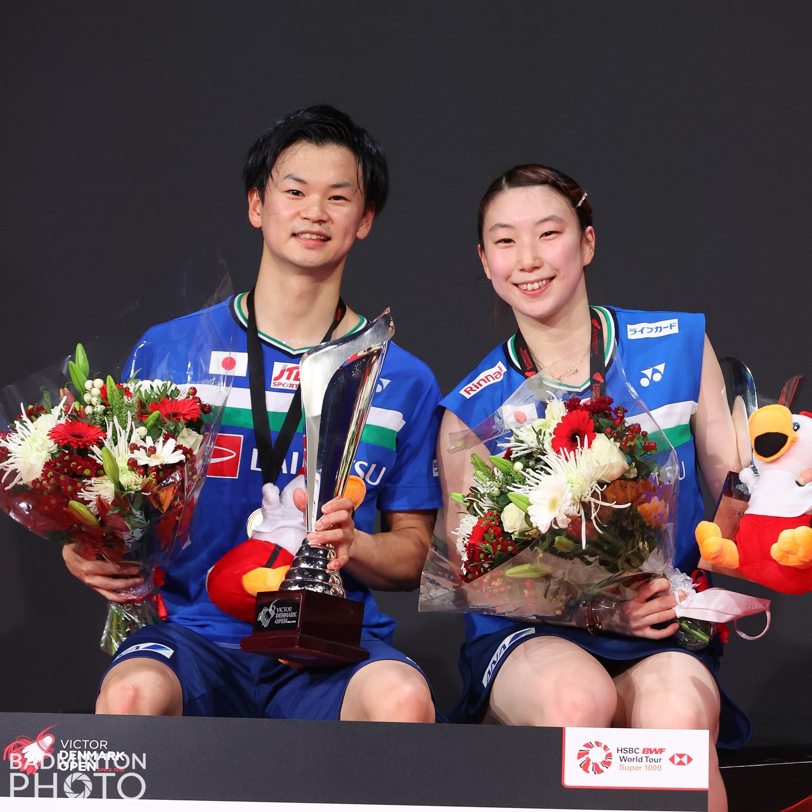 Yuta Watanabe and Arisa Higashino with their winner's medal and