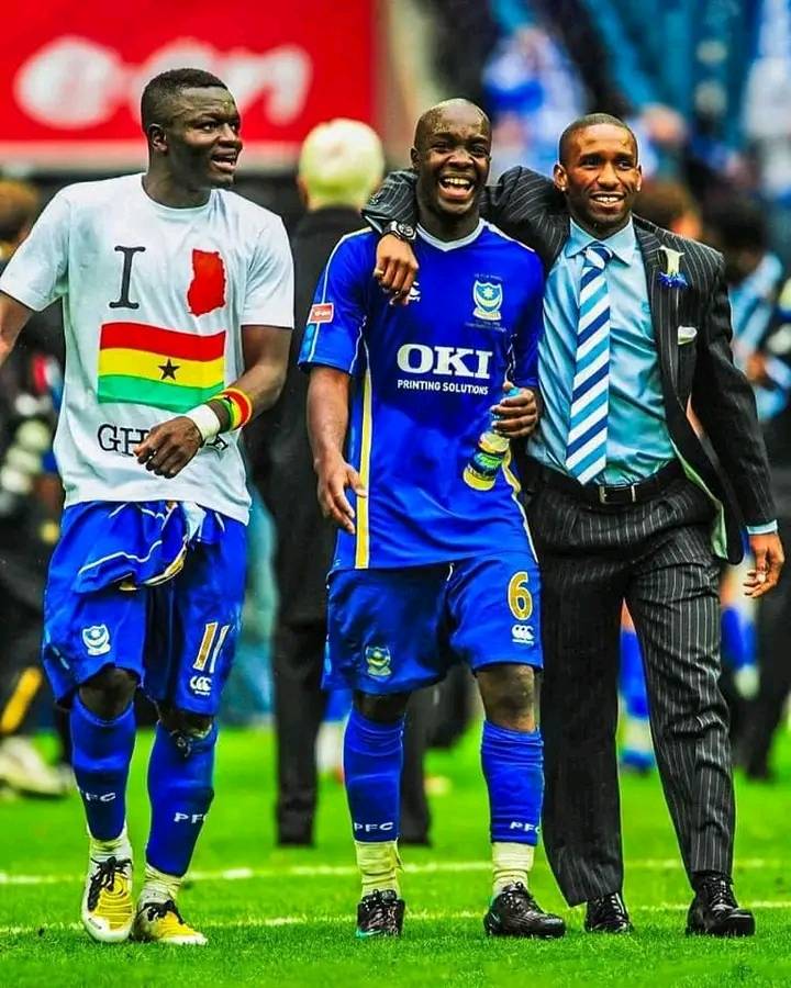 Portsmouth FC Great Pic Of 2008 FA Cup Final Winners Kanu & Sulley
