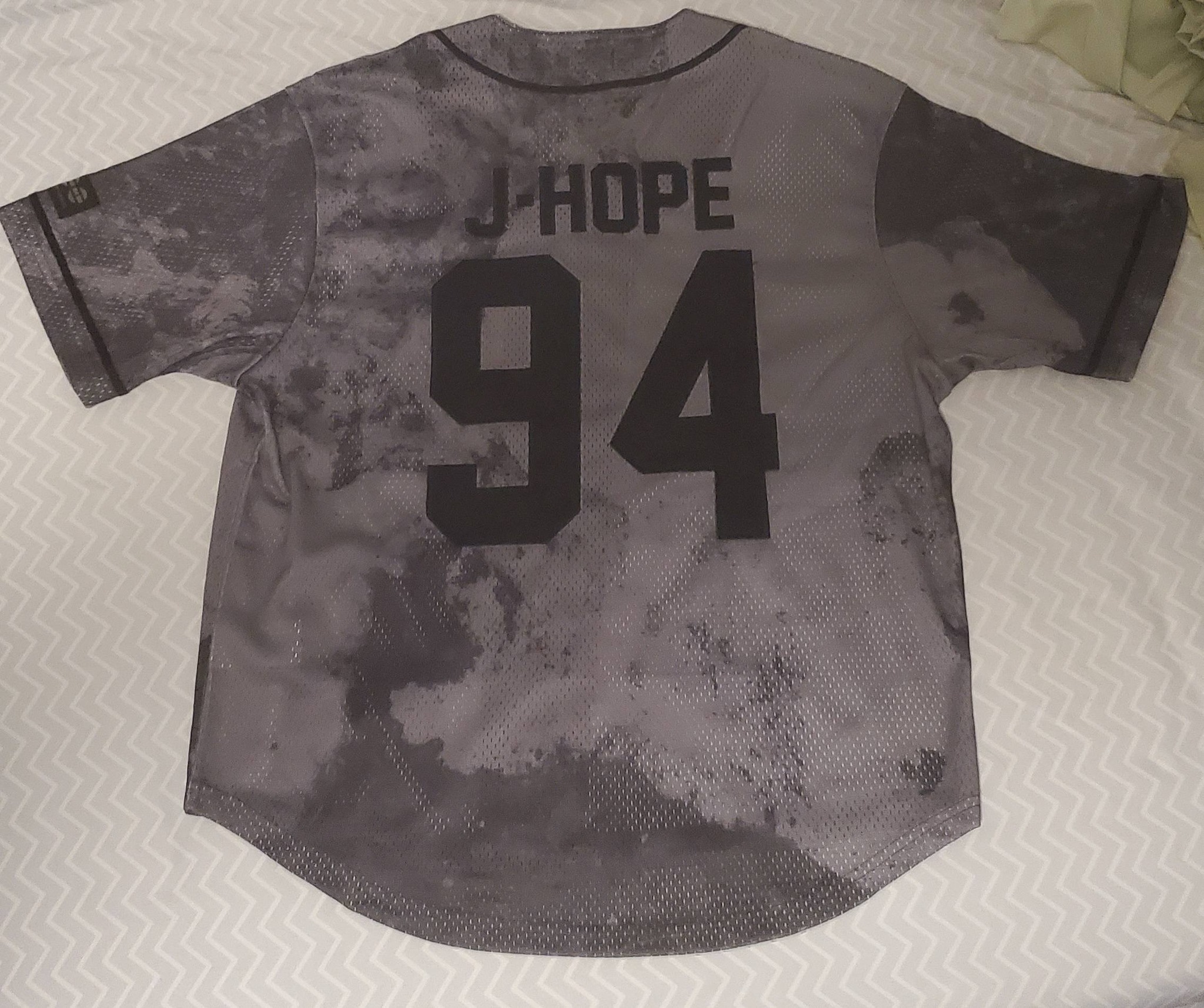 BTS ARIRANG tour jersey size swap needed for jhope M/L in Toronto