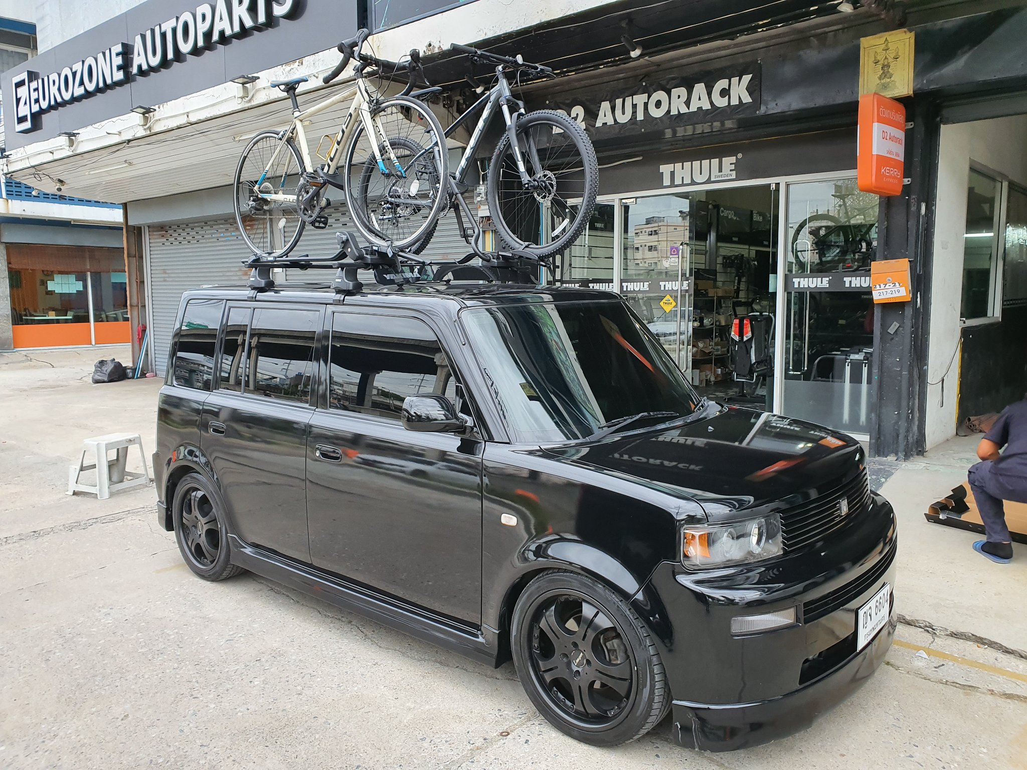 Toyota BB ติดตั้ง แร็คจักรยาน thule proride 598 ใส่จักรยาน 2 คัน + แร็ค ...