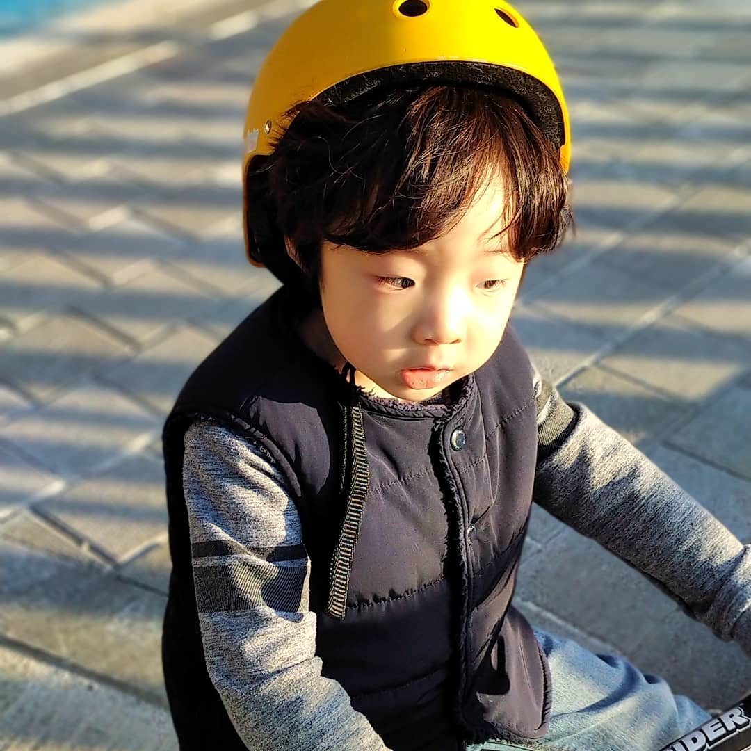 Jungin Oh - 큰아륻과 둘째 아들의 오랜만에 밖에서 놀기 ㅎㅎ 자전거와 킥보드 ㅎㅎㅎ... | Facebook