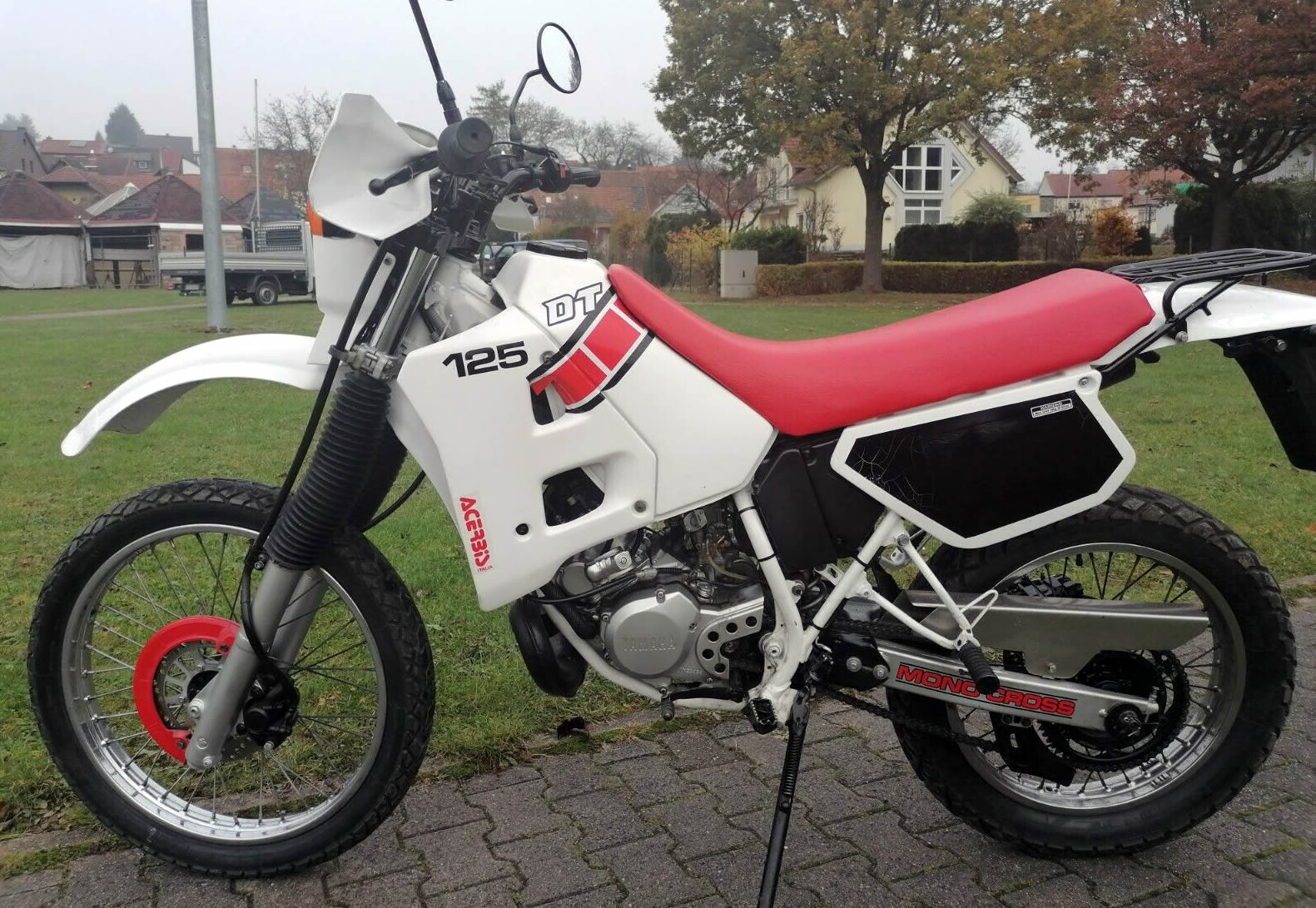 The 1994 Yamaha DT125R (model code 4CJ4) is a 2-stroke dual-sport 