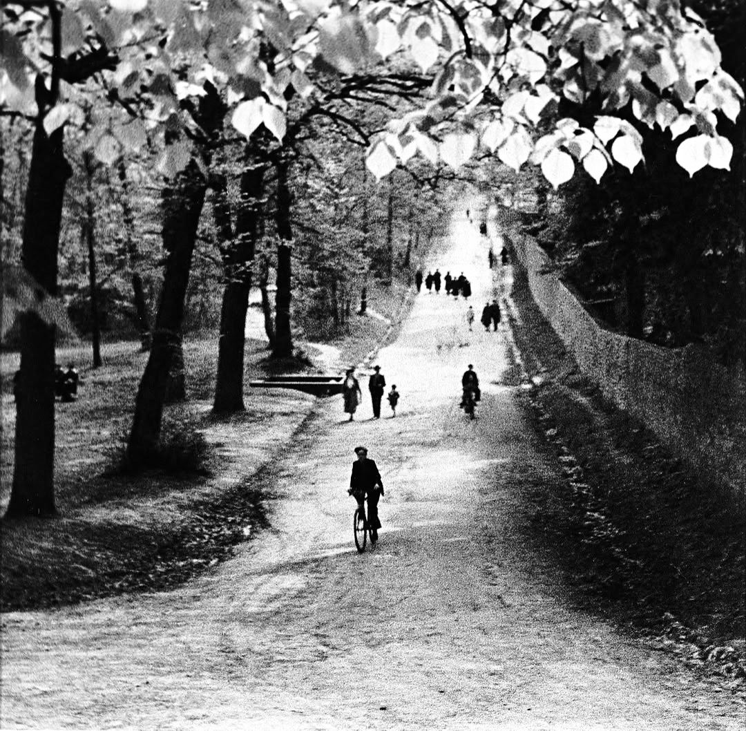 André Kertész ma France André Kertész. Rue du Château 1932. Paris 14e Tour Eiffel France