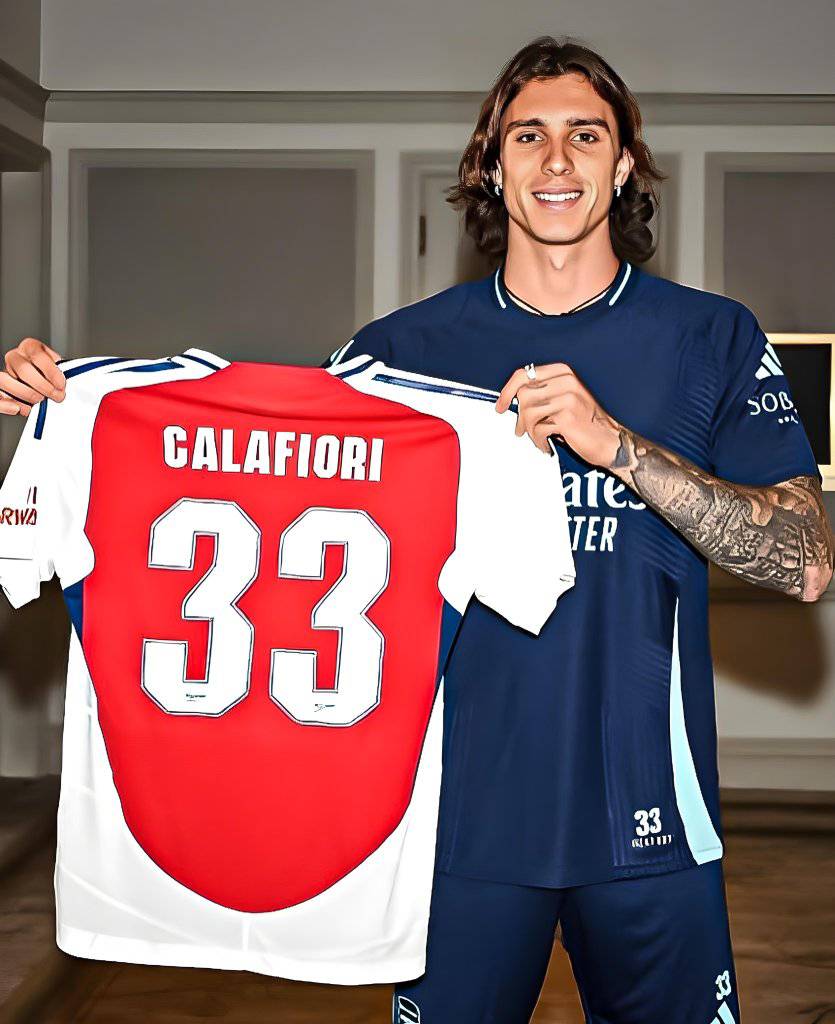 アーセナル CALAFIORI 33 シャツ ネイビー/レッド Riccardo Calafiori joins Arsenal with number 33 jersey