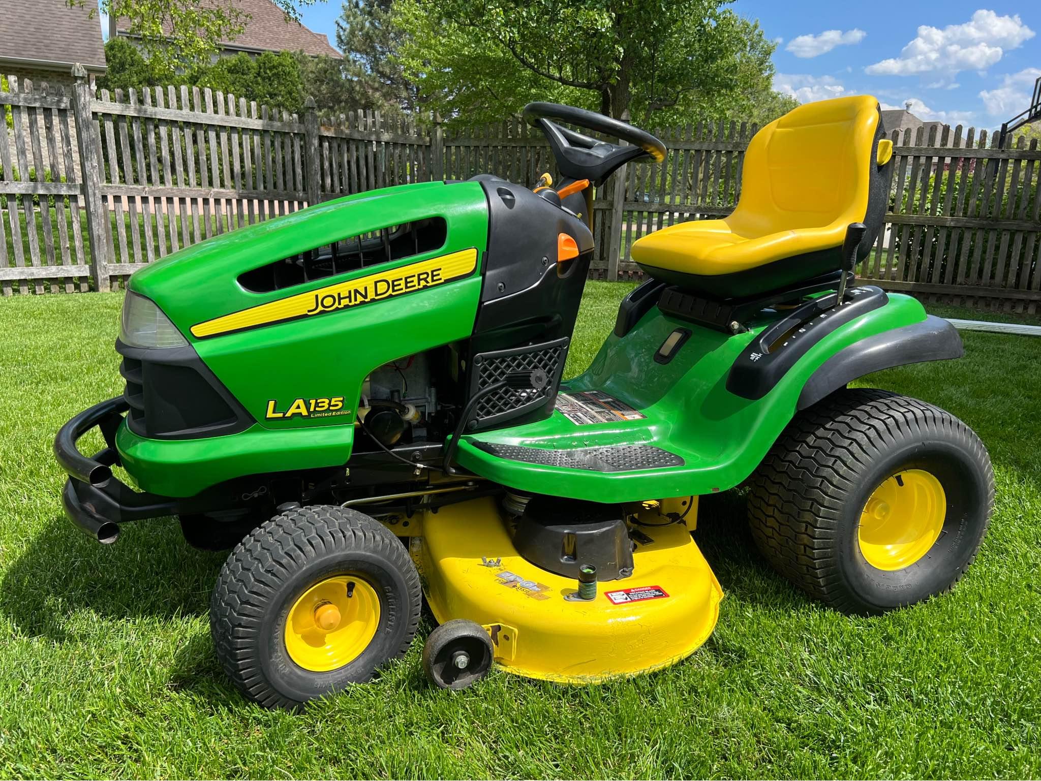 John Deere LA135 Limited Edition Riding Lawnmower 42” - Lawn 