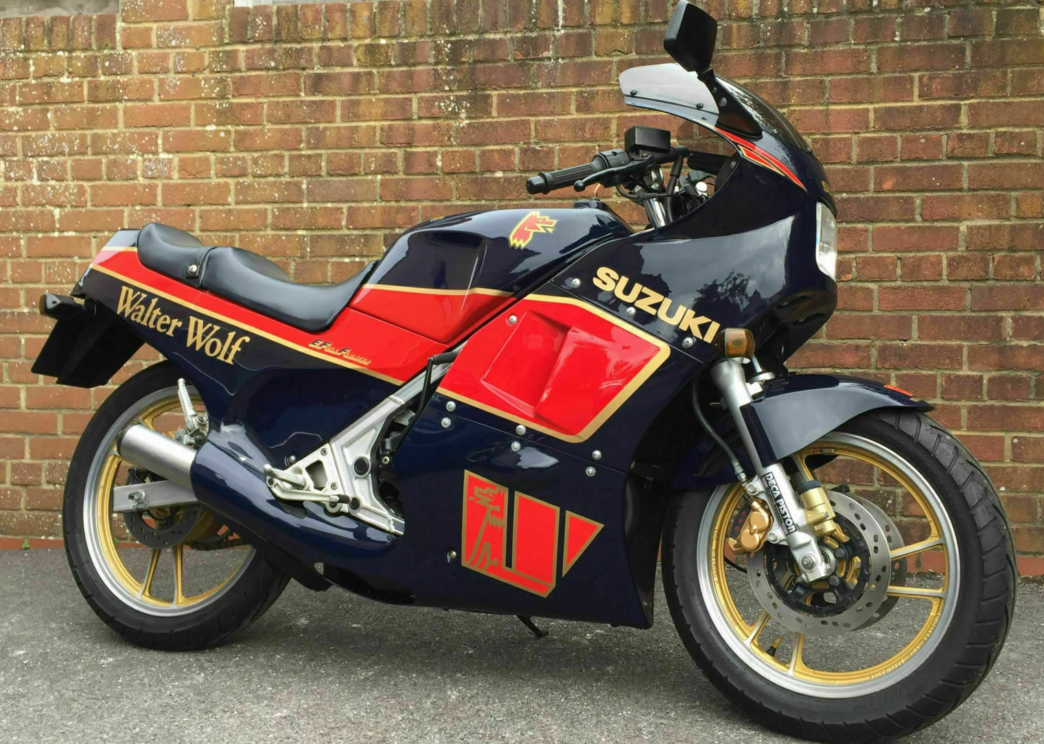 Building Tamiya Suzuki RG250 Walter Wolf model