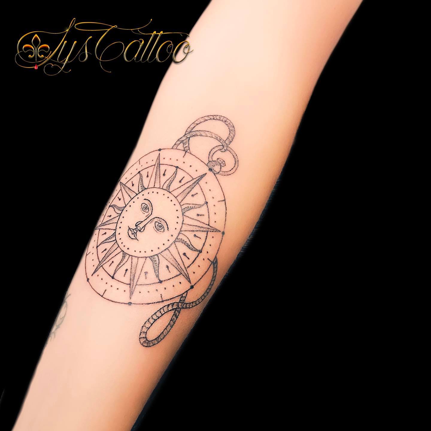 Tatouage Boussole Femme Avant Bras