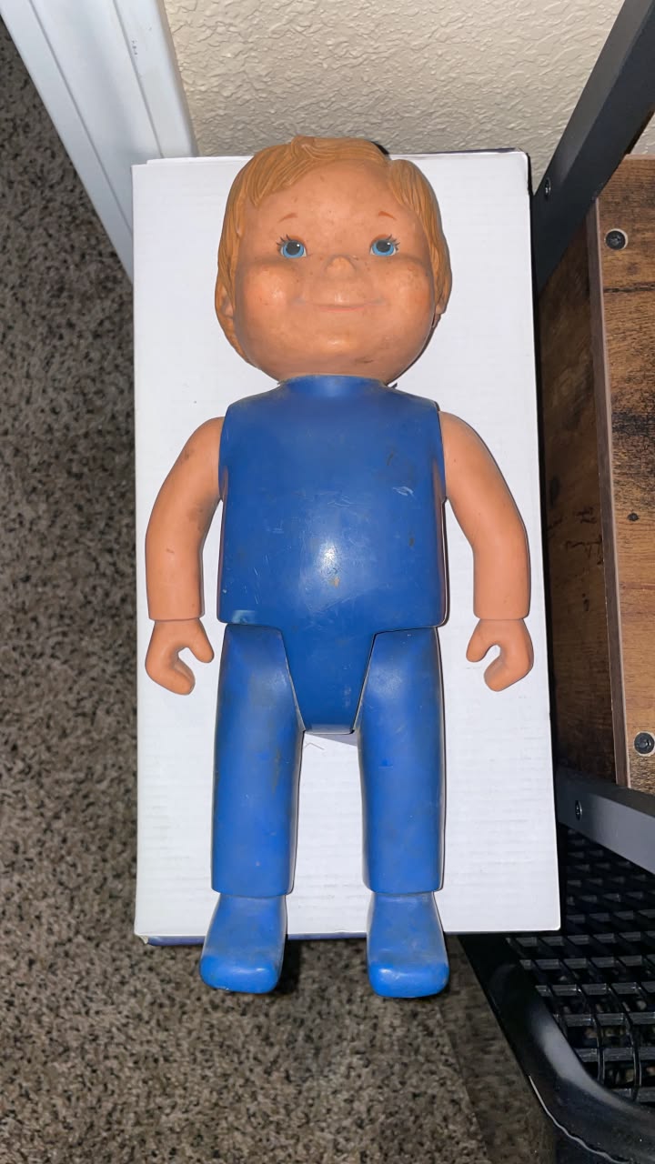 What does a 1975 Mattel Hong Kong doll need to be complete?