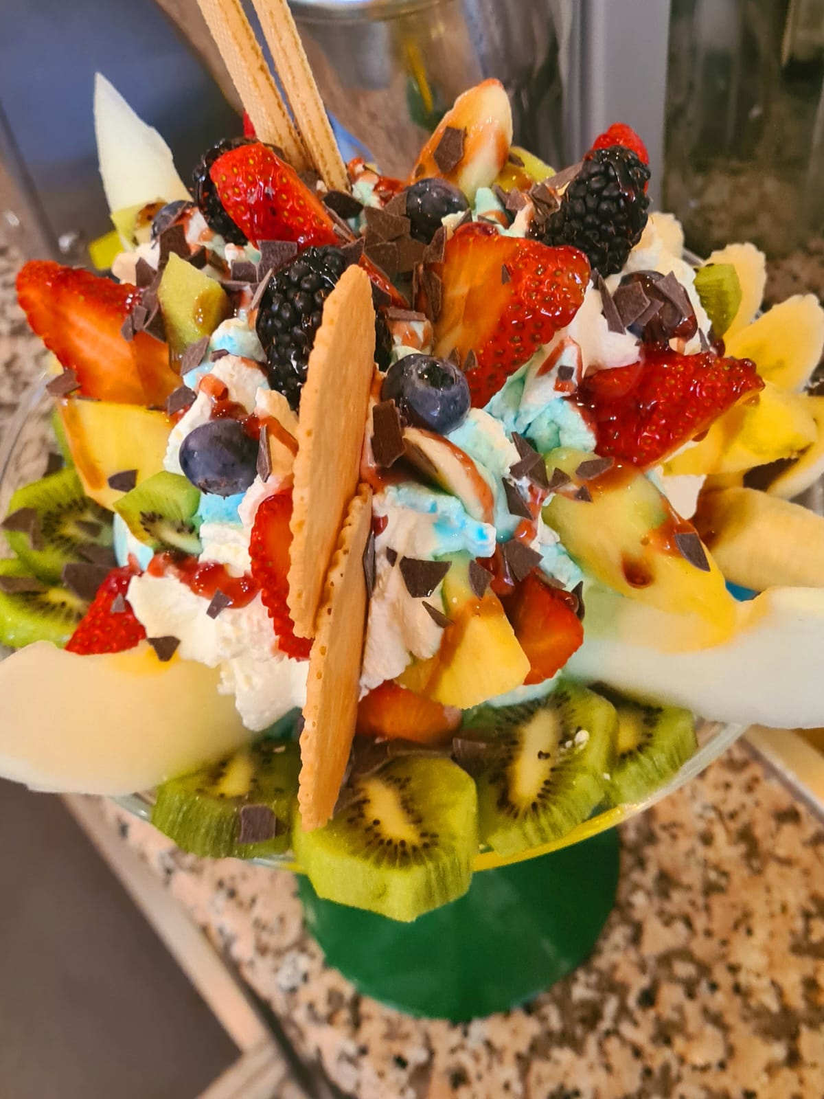 Was erfrischt bei diesem tollen Wetter ☀️🕶 mehr als ein großer Eisbecher? 😋 Nichts, oder? 😅 Also macht Euch auf den Weg zum Eiscafé Treviso in der Holzweg-Passage! Dort könnt Ihr Euch