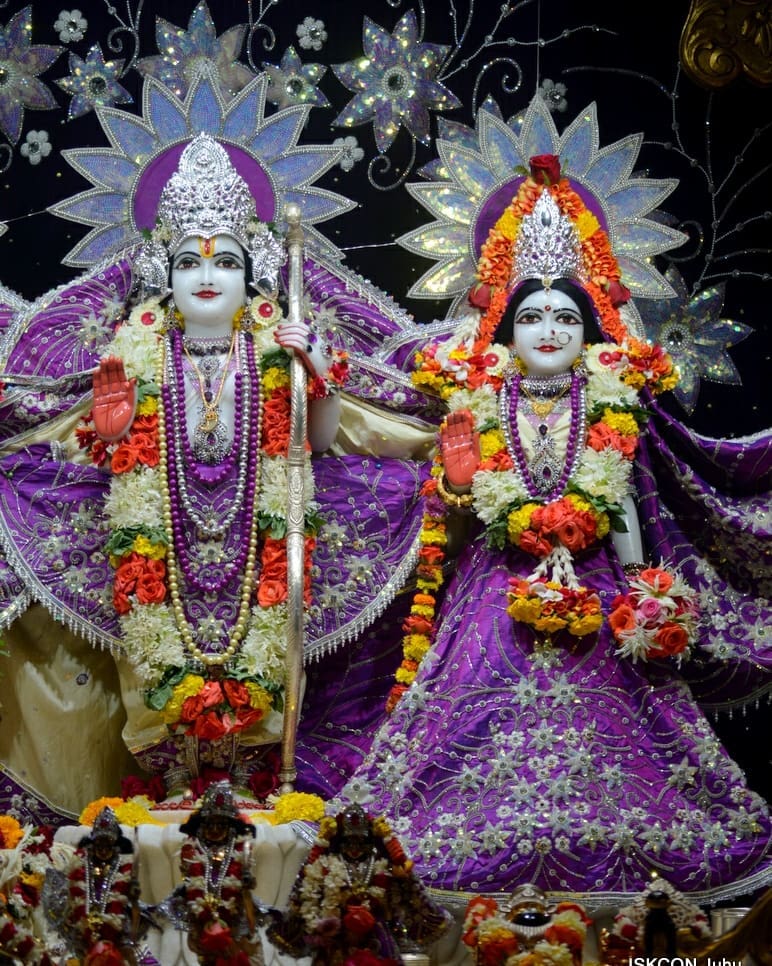 today-s-sringar-aarti-iskcon-juhu-vrindavan-mayapur
