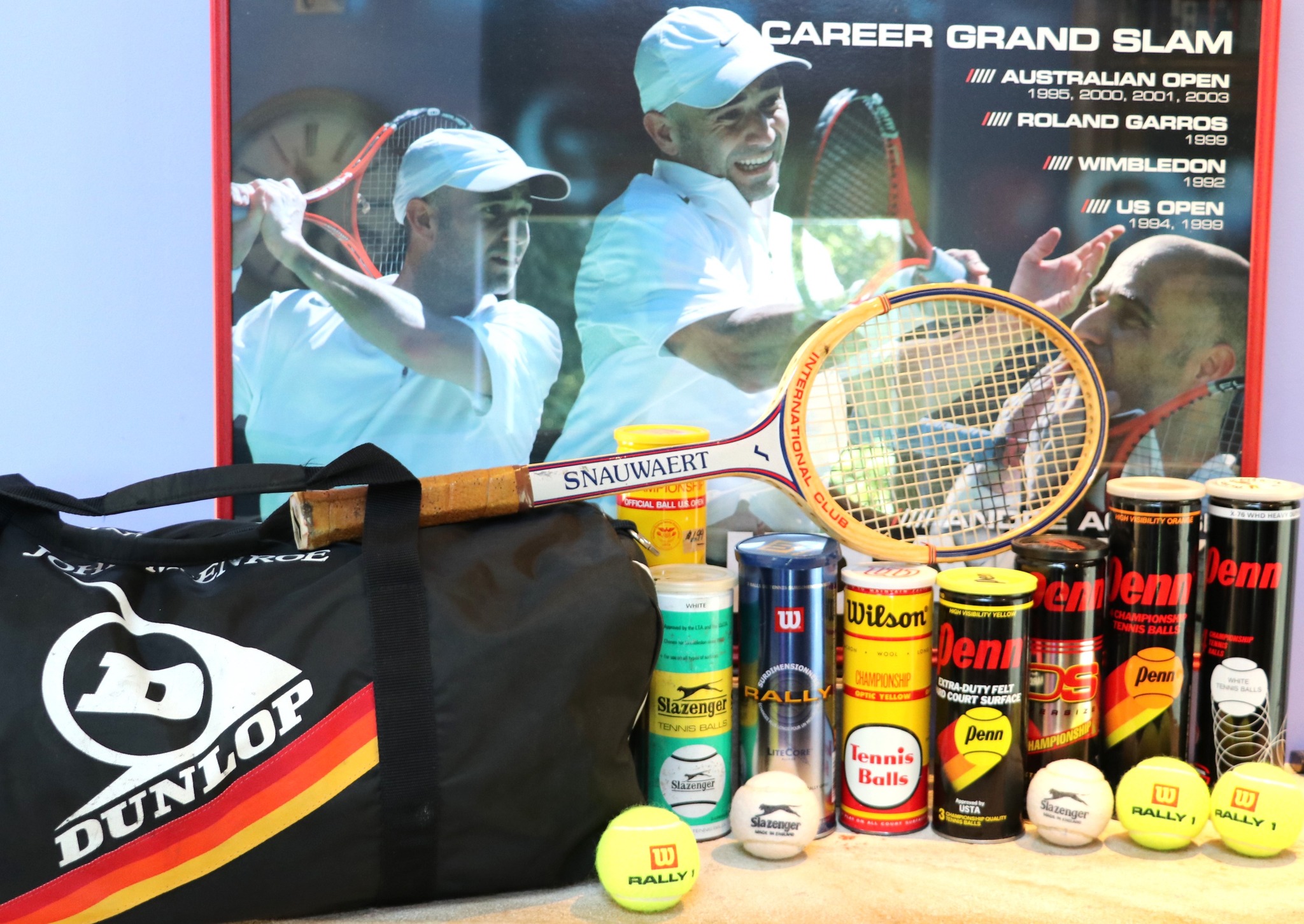 Some more of my collection. A nice Snauwaert racquet, a Dunlop bag