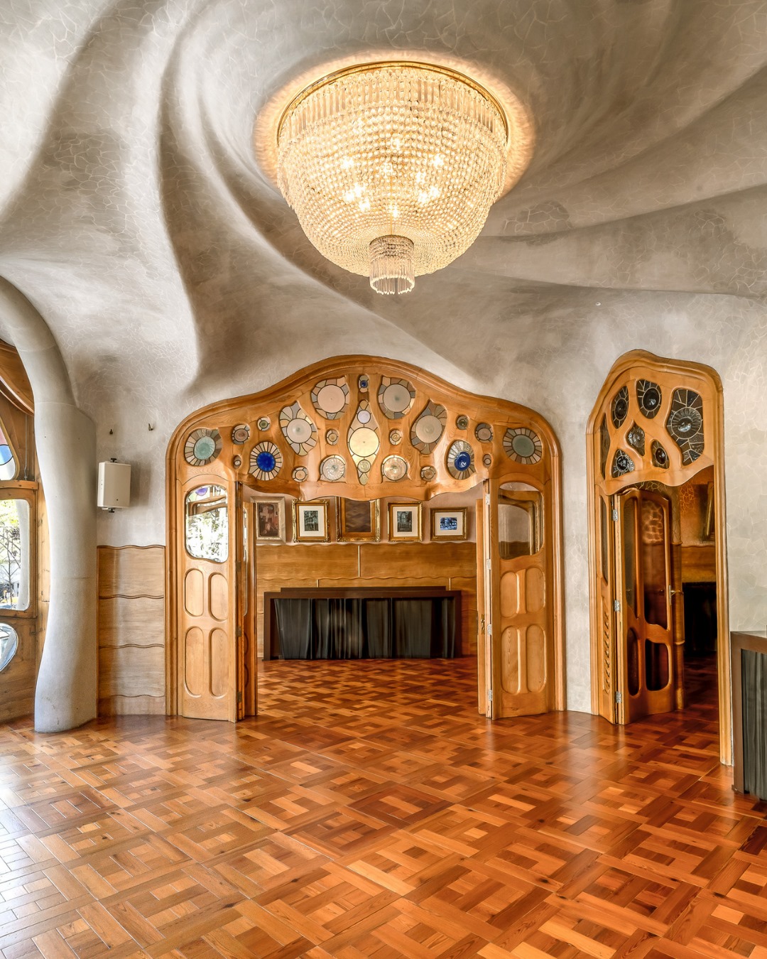 el-sal-n-de-la-planta-casa-batll-gaud-barcelona