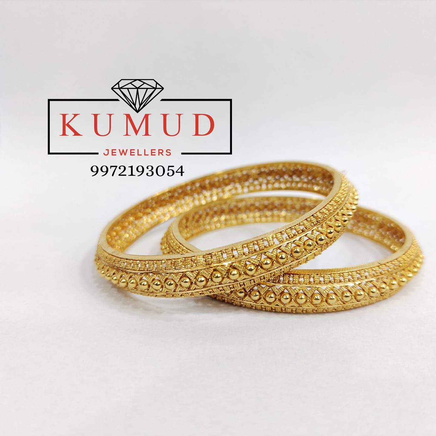 Elevate your style with our distinguished gold chains, crafted for the ...
