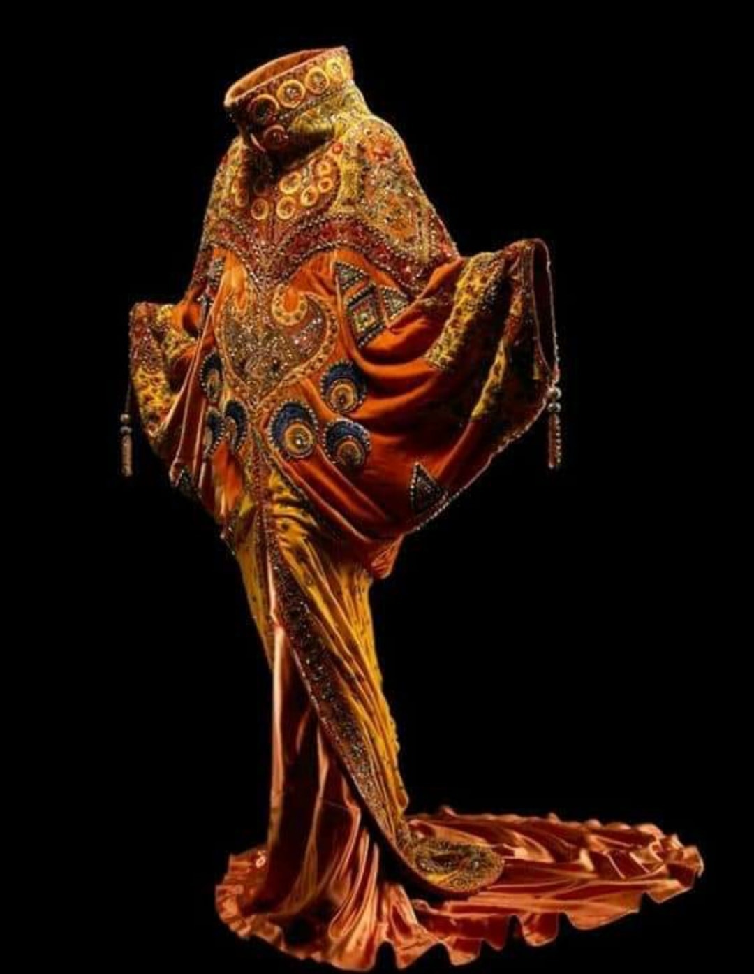 nicole kidman galliano gold dress stunned in John for Dior at the 1997 Academy Awards New in