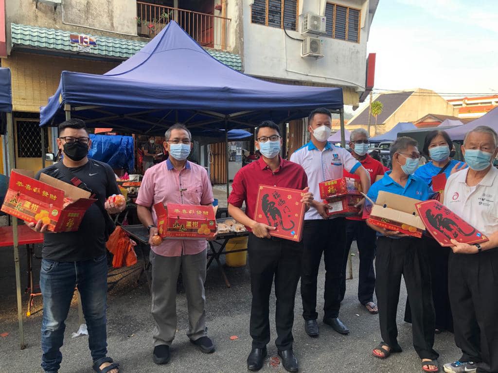 李健聪 - 新年来咯！今早与 Hj Zuraidi bin Ismail与 Chan Chun... | Facebook
