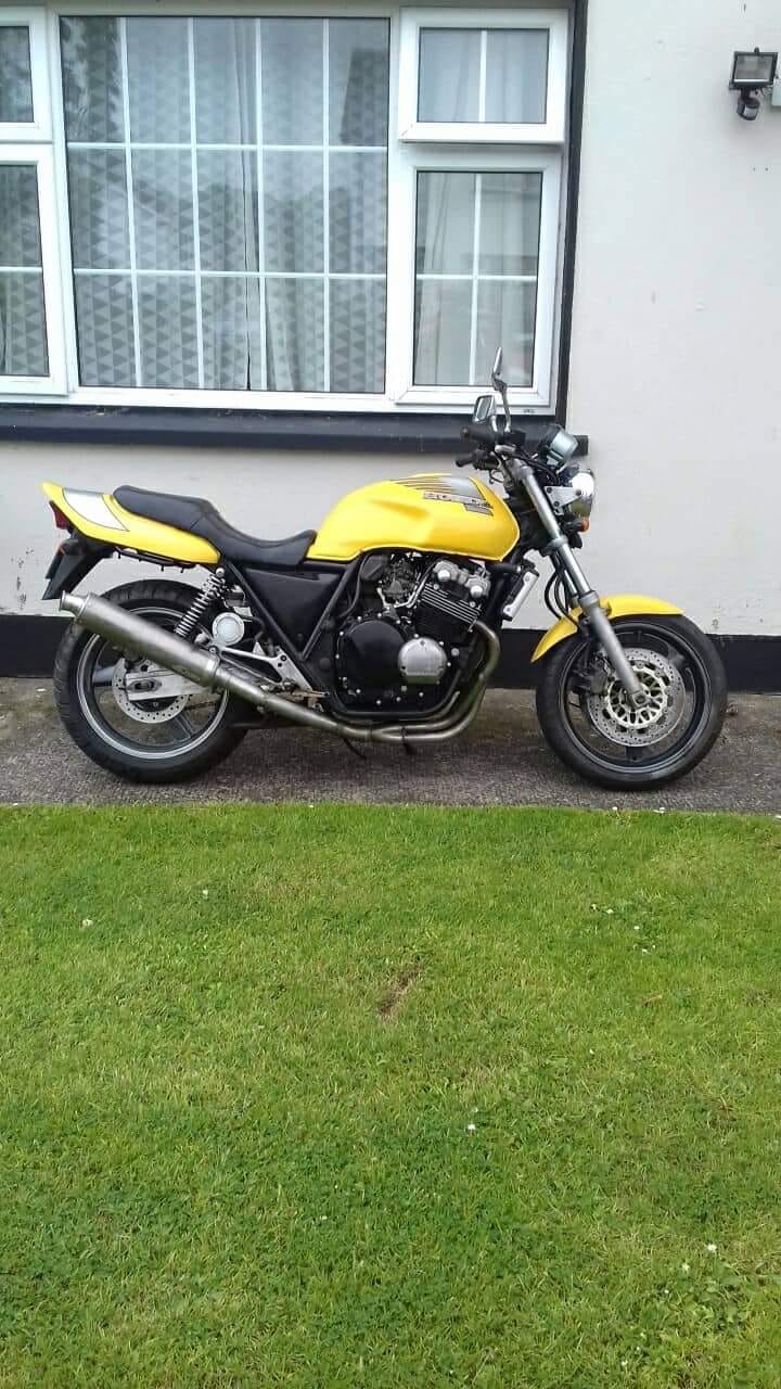 Honda CB400 Super Four with new project blaster screen
